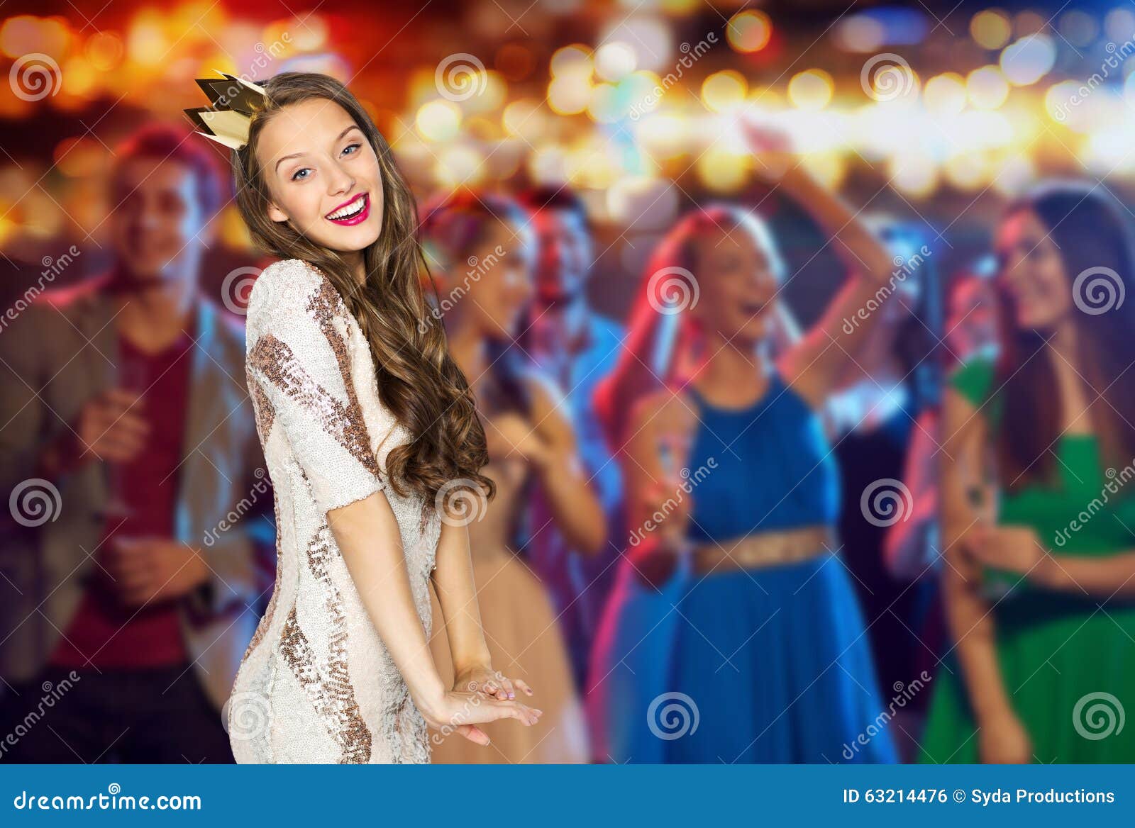 Festa, tecnologia, vida noturna e conceito de pessoas - amigos sorridentes  com smartphone tomando selfie no clube