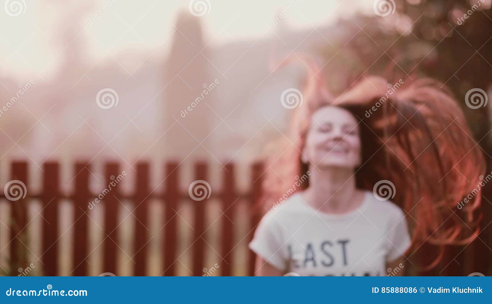 Jovem Mulher Feliz Que Aprecia a Natureza, Girando, Tendo O Divertimento, Sorrindo, Salto Da Alegria O Cabelo Da Senhora S Vibra Filme imagem