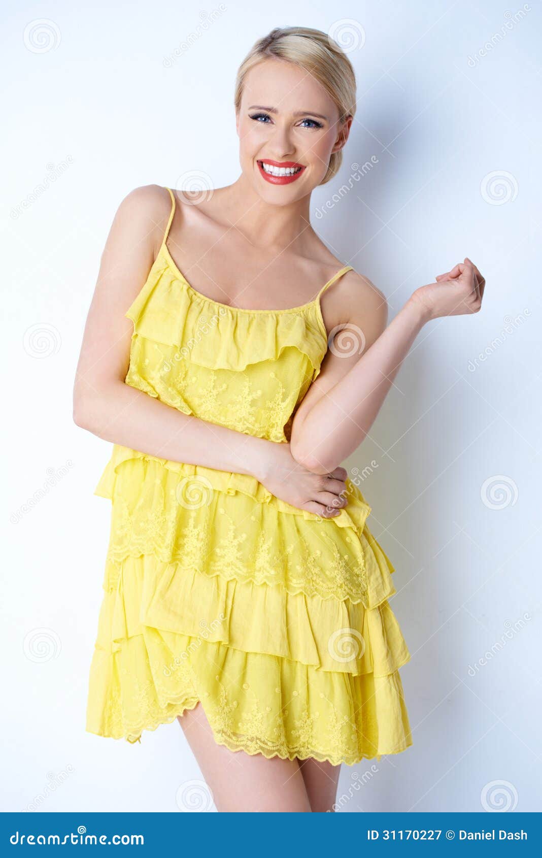Jovem Mulher Loura Atrativa Que No Vestido Amarelo Stock - Imagem de sensual: 31170227