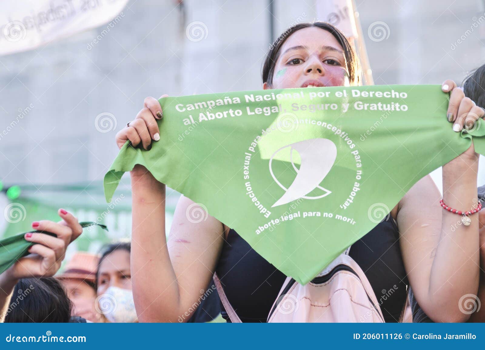 Jovem Mulher Mostrando Um Lenço Verde, Símbolo Legal Seguro E Livre Do Aborto Foto Editorial