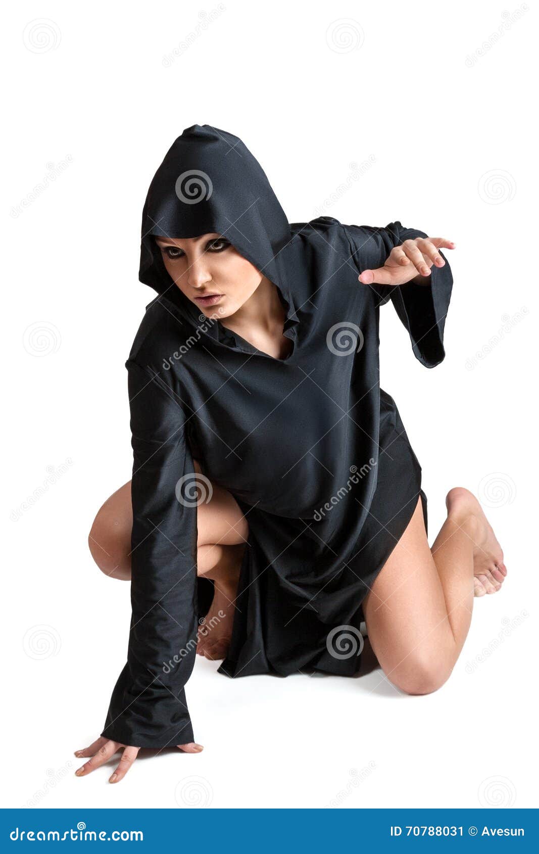 Jovem mulher na capa preta imagem de stock. Imagem de cape - 70788031