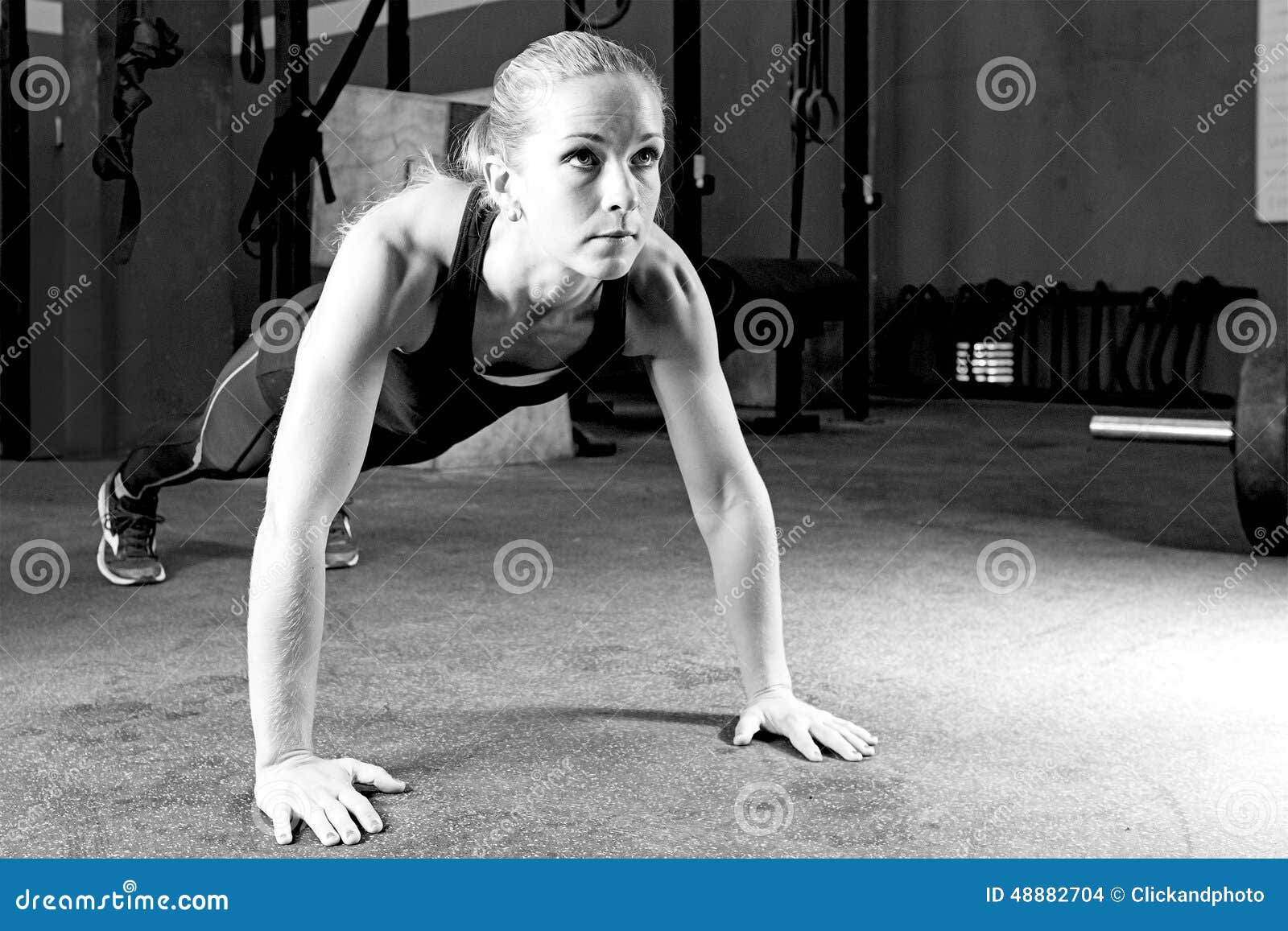 Jovem Mulher Que Faz Flexões De Braço - Exercício Do Crossfit Foto