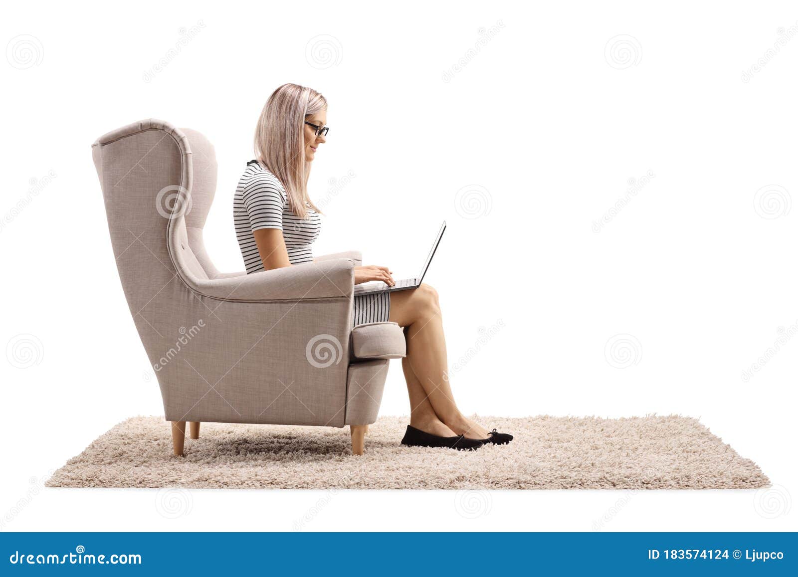 А я посижу напротив в кресле песня. Женщина в кресле с ноутбуком. Женщина в кресле, задумалась. Девушка сидит в кресле с ноутбуком. Сидит в кресле боком.
