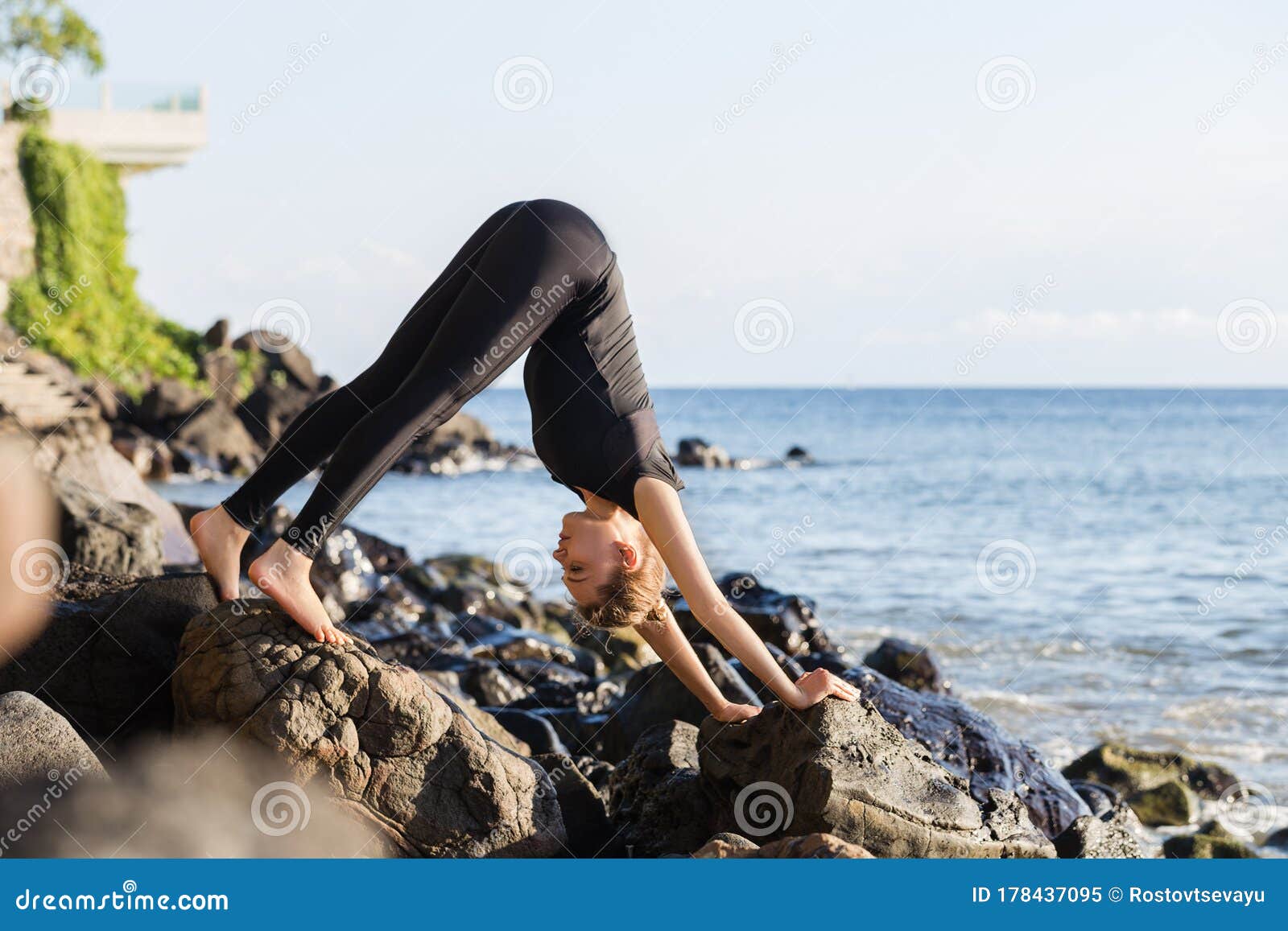 Jovem Negra Fazendo Yoga Na Praia Rock Imagem de Stock - Imagem de