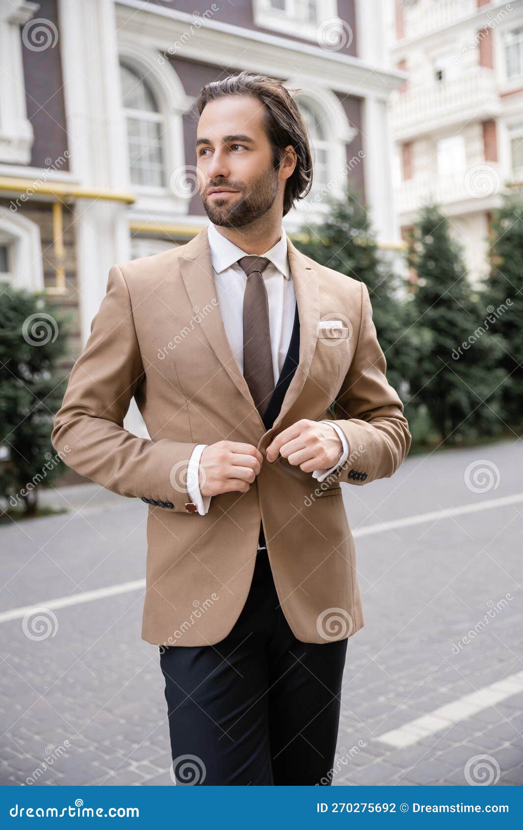 Jovem Noivo De Roupa Formal Bege Foto de Stock - Imagem de exterior,  urbano: 270275692