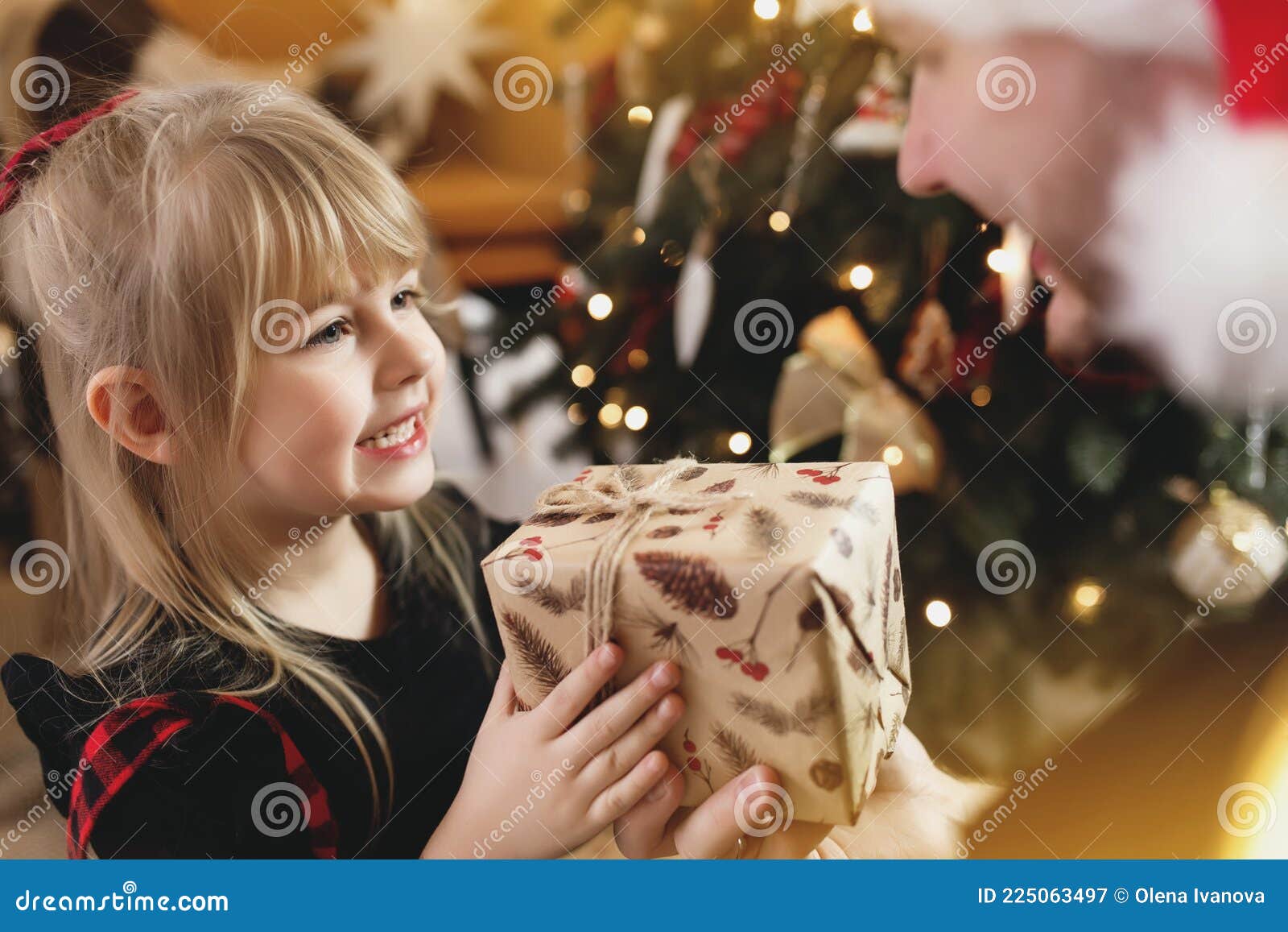 Jovem Pai De Santa Que Dá Presente De Natal à Filha Perto Da árvore De Natal  Imagem de Stock - Imagem de fêmea, pessoa: 225063497