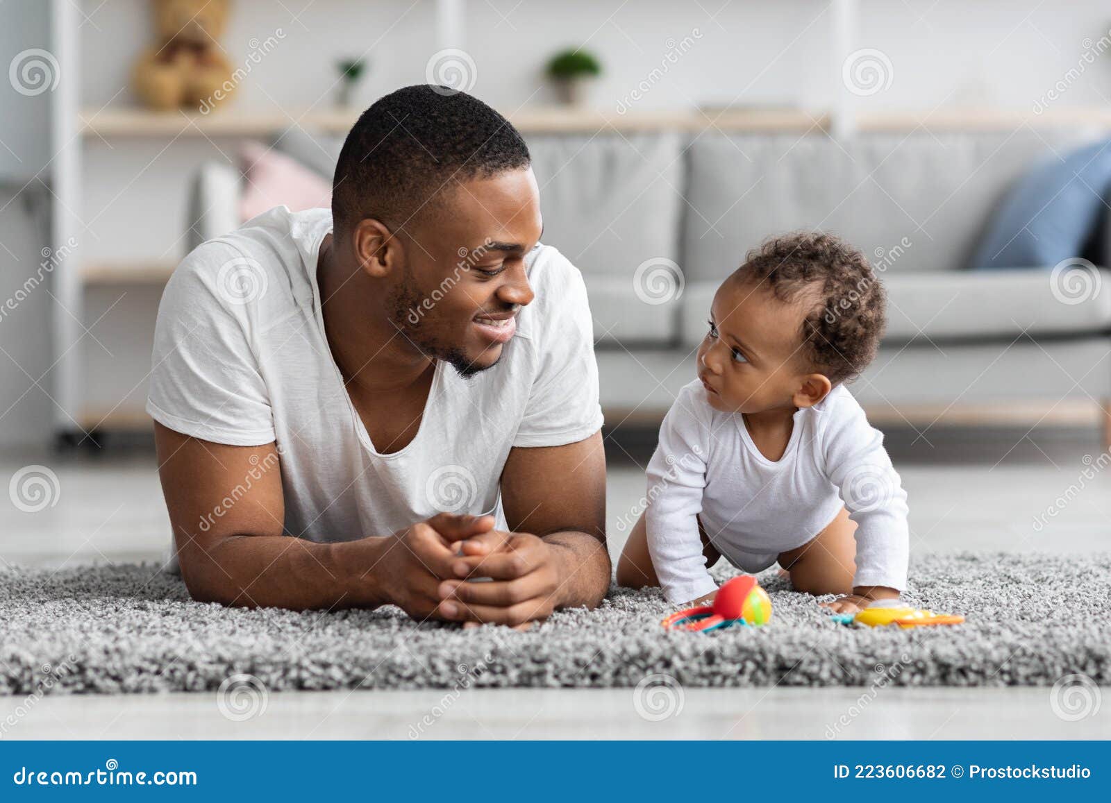 Jovem Pai Negro E Sua Adorável Criança Relaxando Juntos Em Casa Foto de  Stock - Imagem de amor, alegre: 223606682