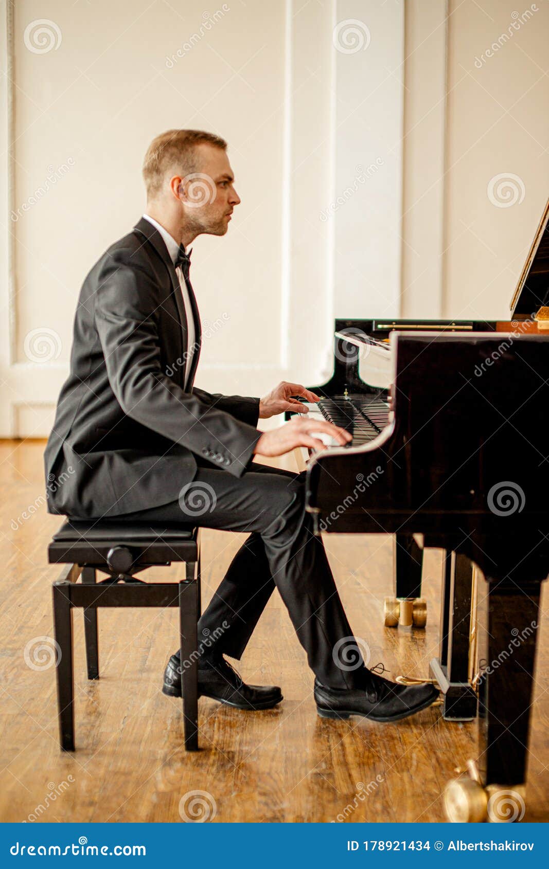 Jovem Pianista Faz Música Clássica Foto de Stock - Imagem de jogo