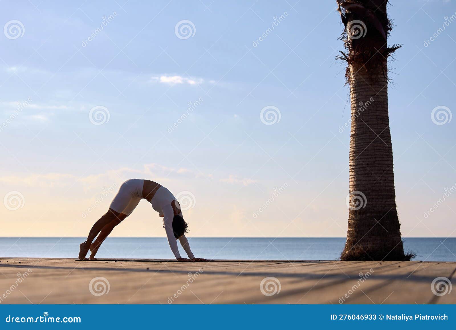 Jovem Saudável Que Pratica Yoga Na Praia No Nascer Do Sol. Imagem