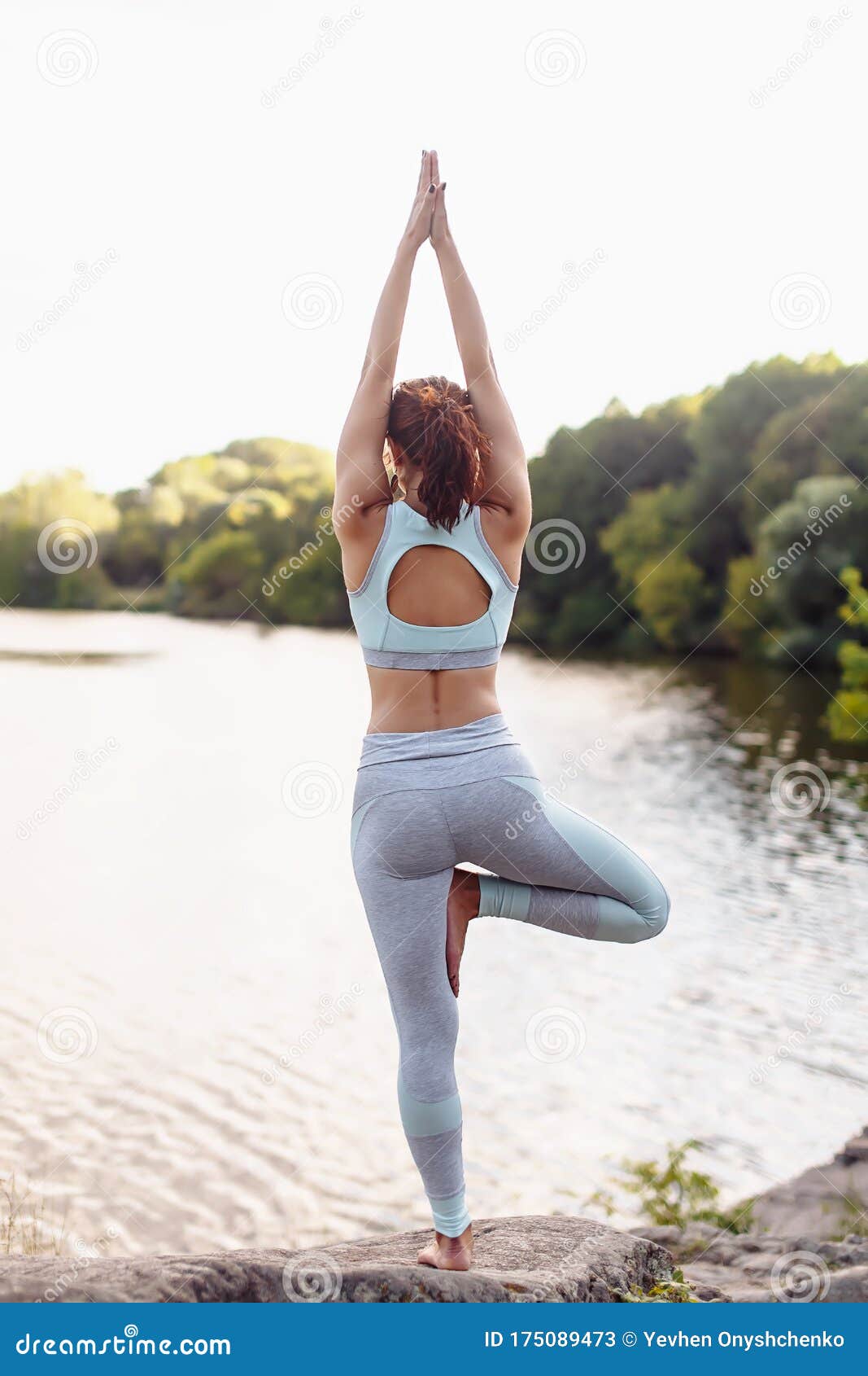 Jovem Sexy Fazendo Exercícios De Yoga No Parque Imagem de Stock - Imagem de  cuidado, fêmea: 175089473