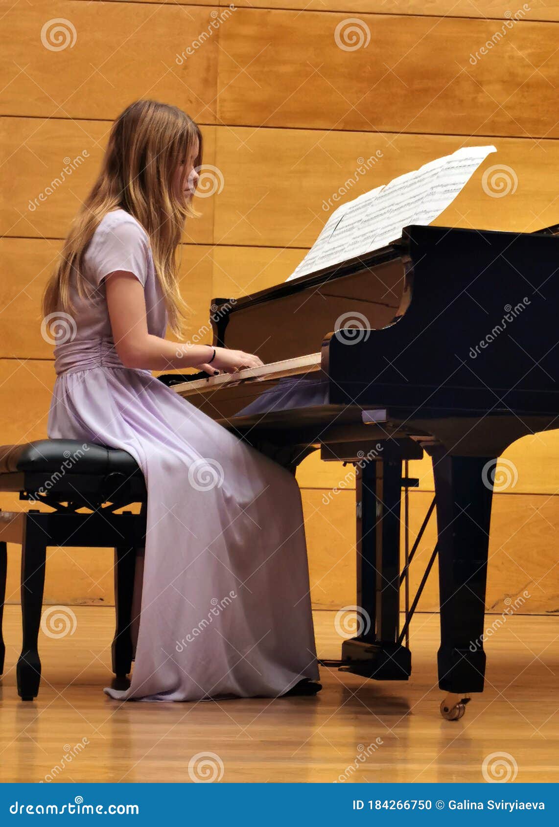 Jogo do piano foto de stock. Imagem de concerto, talento - 583958