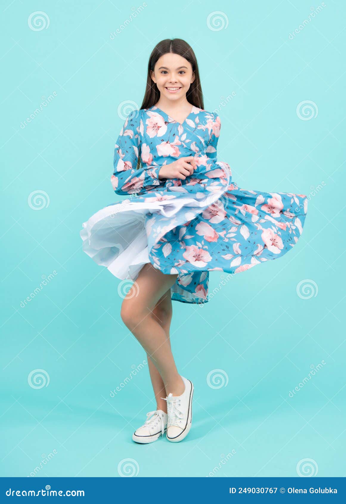 Joven Adolescente Elegante Vestido Con Fondo Azul Hermoso Adolescente Con Ropa De Verano