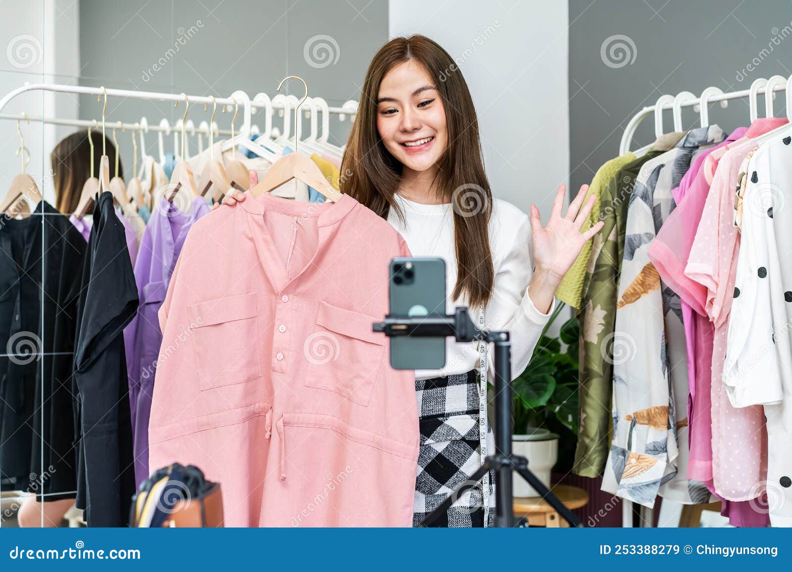 Joven Asiática Dueña De Negocios En Tienda De Moda Hola Smartphone  Streaming En Vivo Para Vender Ropa De Moda Al Cliente Imagen de archivo -  Imagen de manera, ropa: 253388279