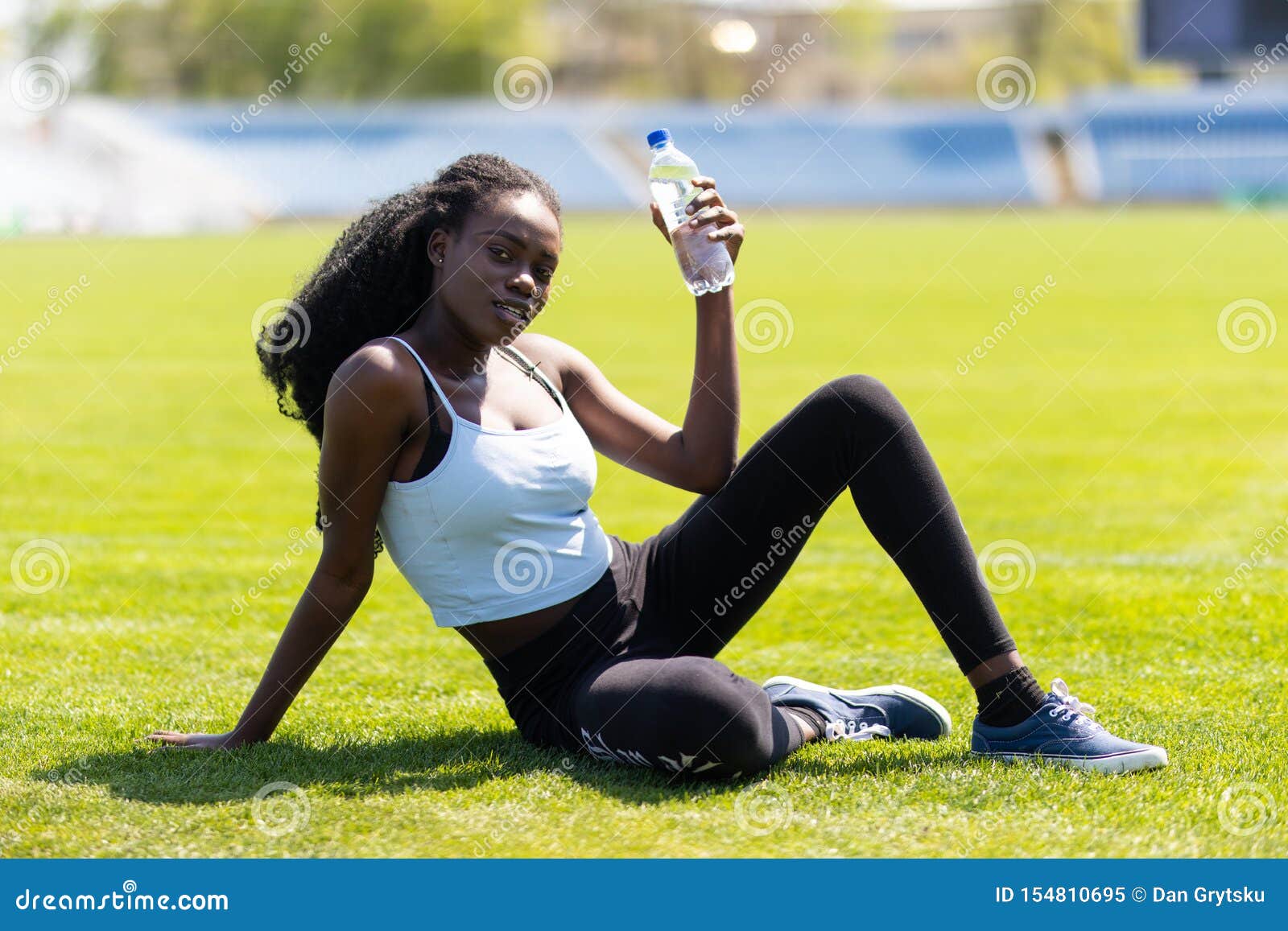 Joven Atleta De Fitness Mujer Africana Tomando Agua Después De Hacer  Ejercicio Sobre Hierba Imagen de archivo - Imagen de gente, ejercicio:  154810695