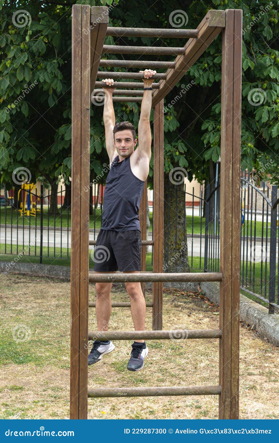 Joven Atleta Realizando Ejercicios De Calistenia Con Las Manos a Traves De Barras De Madera Colocadas En El Jardin Foto de archivo Imagen de persona escala 229287300