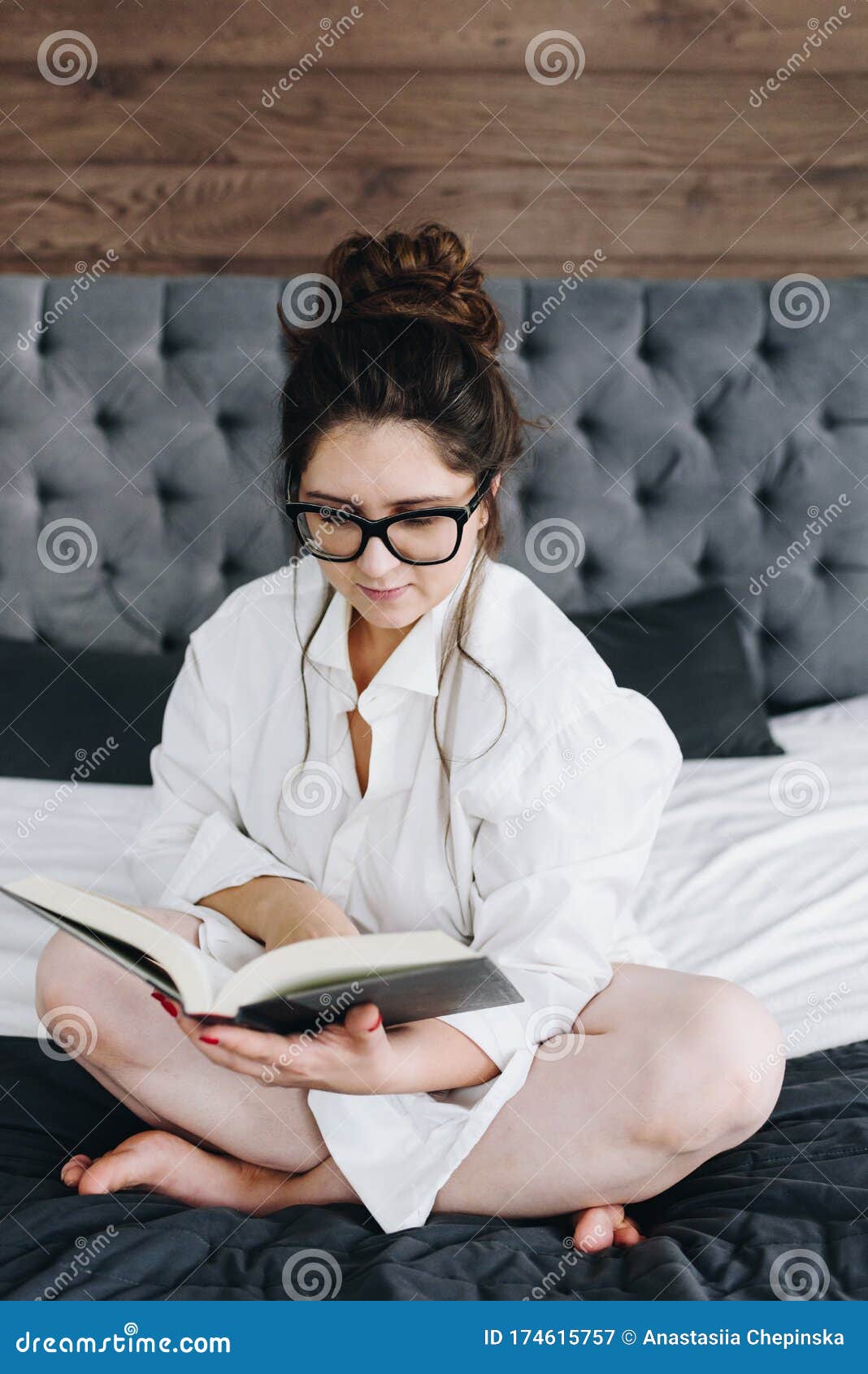 Joven Caucásica Sexy Mujer Leyendo Un Libro En Su Cama En Su Dormitorio Por  La Mañana Con Espacio Para Texto Imagen de archivo - Imagen de bedtime,  morena: 174615757