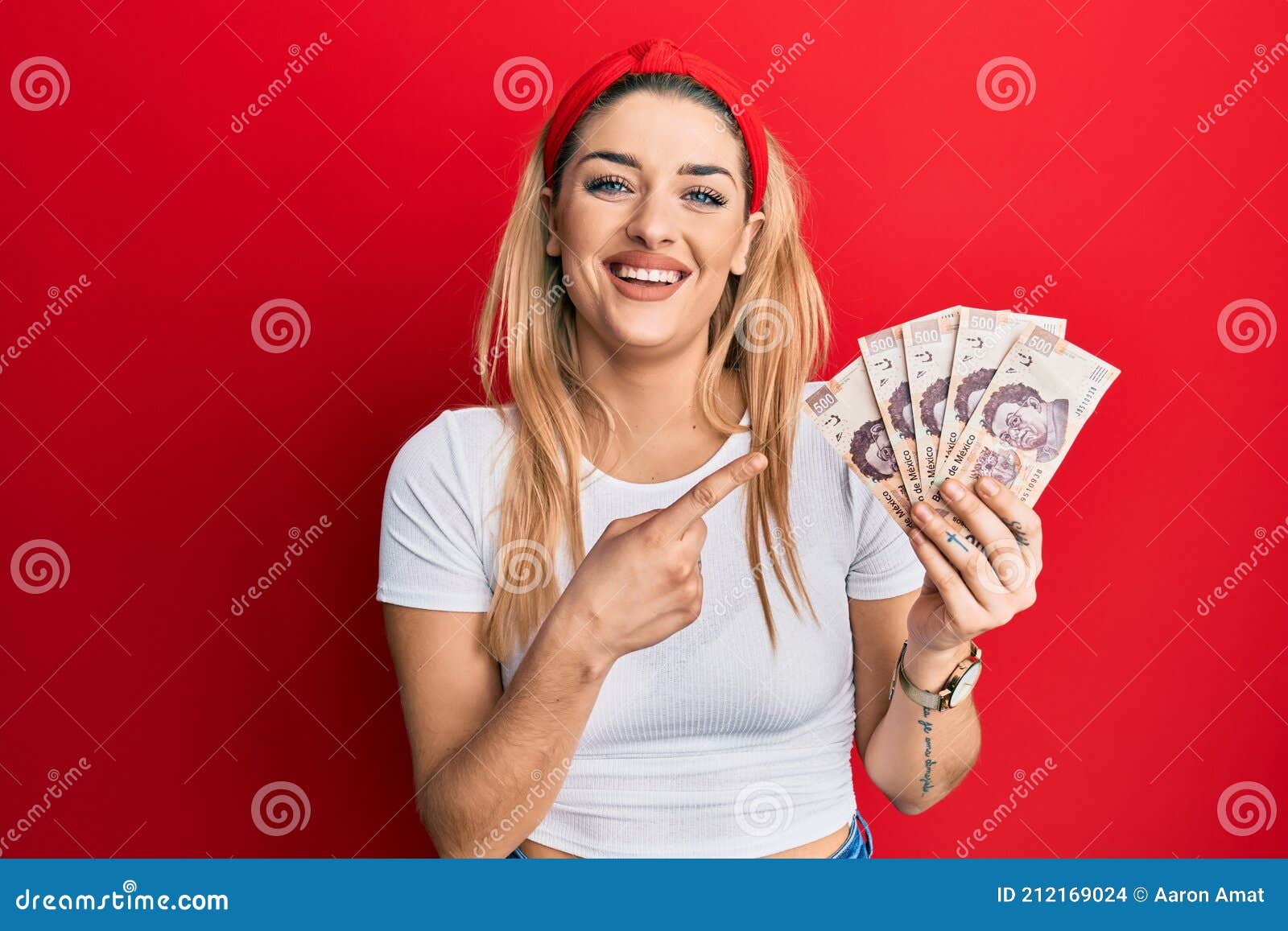 Joven Cauc sica Sosteniendo Billetes De 500 Pesos Mexicanos Sonriendo algoritmo-para-convertir-de-pesos-a-dolares-en-pseint