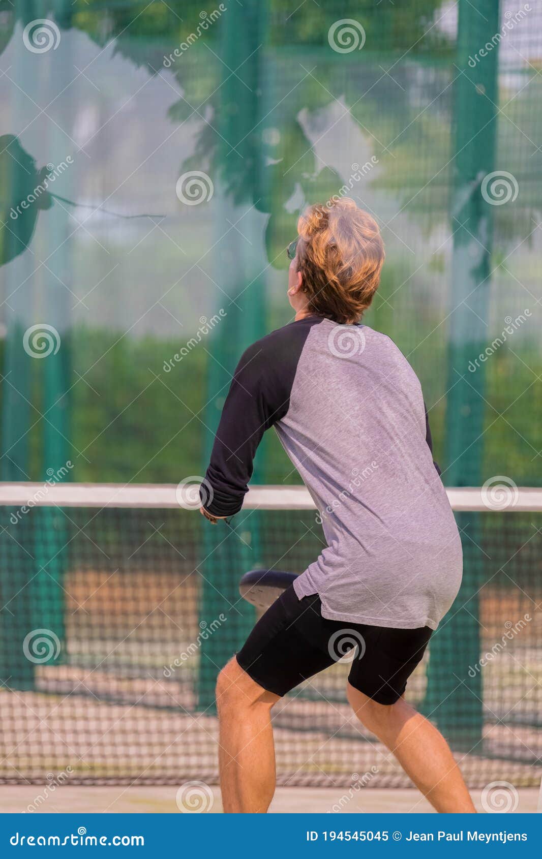 Joven Con Gafas Esperando La Pelota En Una Pista De Pádel Con Un Fondo  Fuera De Foco. Remo Y Estilo De Vida Imagen de archivo - Imagen de hombre,  fondo: 194545045