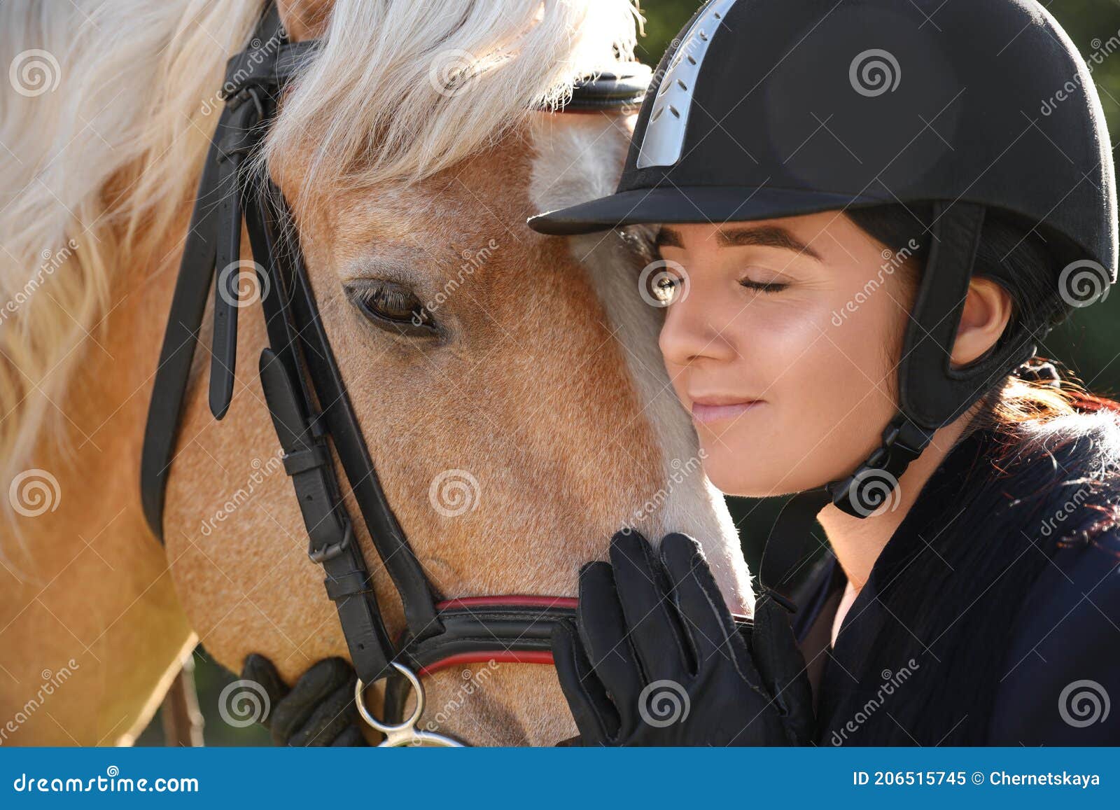 Joven Con Traje De Equitación Y Hermosa Mascota Al Aire Libre En El Soleado Día De Cierre Imagen de archivo - Imagen de persona, razas: