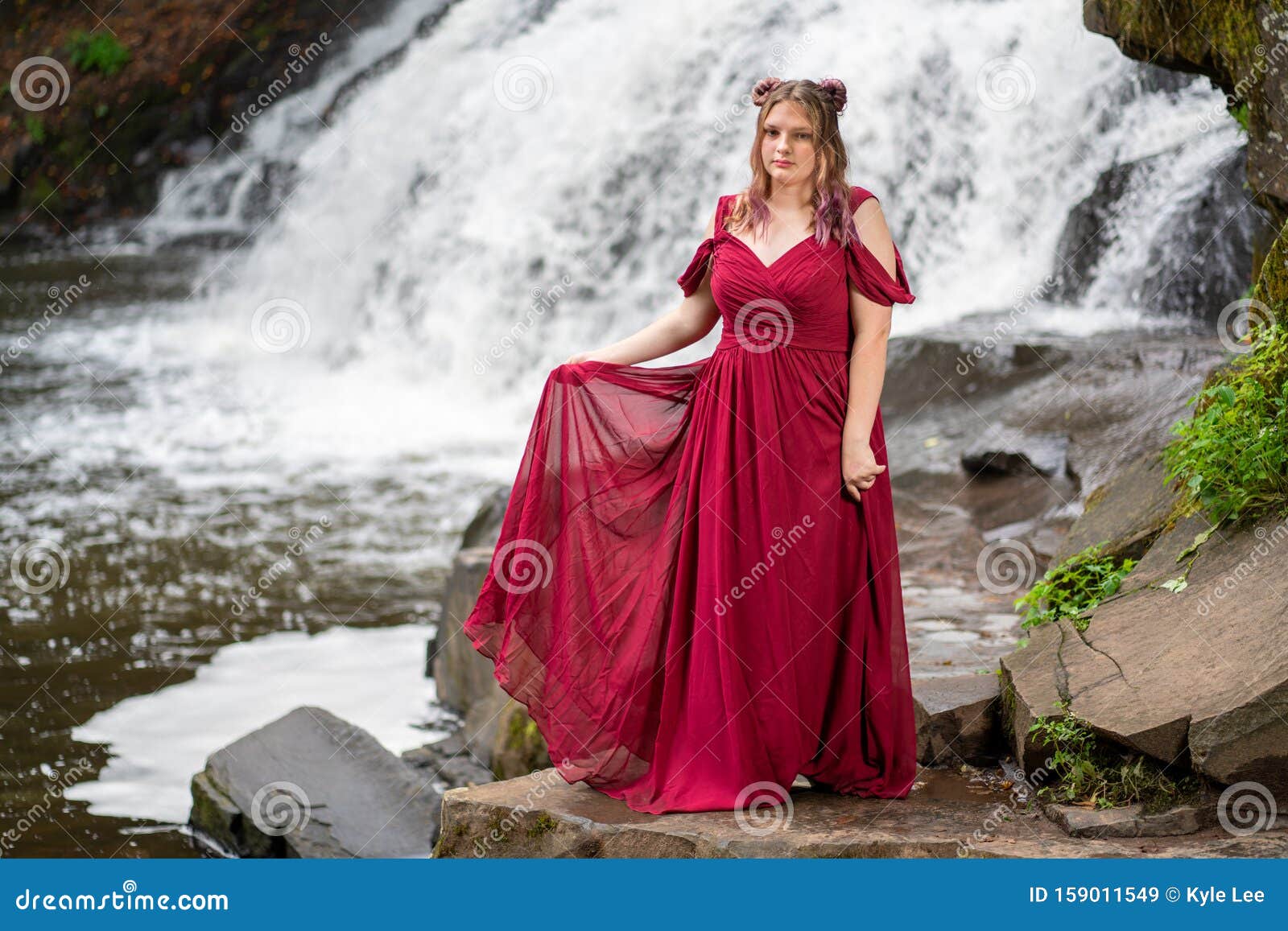 Joven Con Un Vestido Rojo En Cascada Imagen de archivo - Imagen de  presionado, triste: 159011549