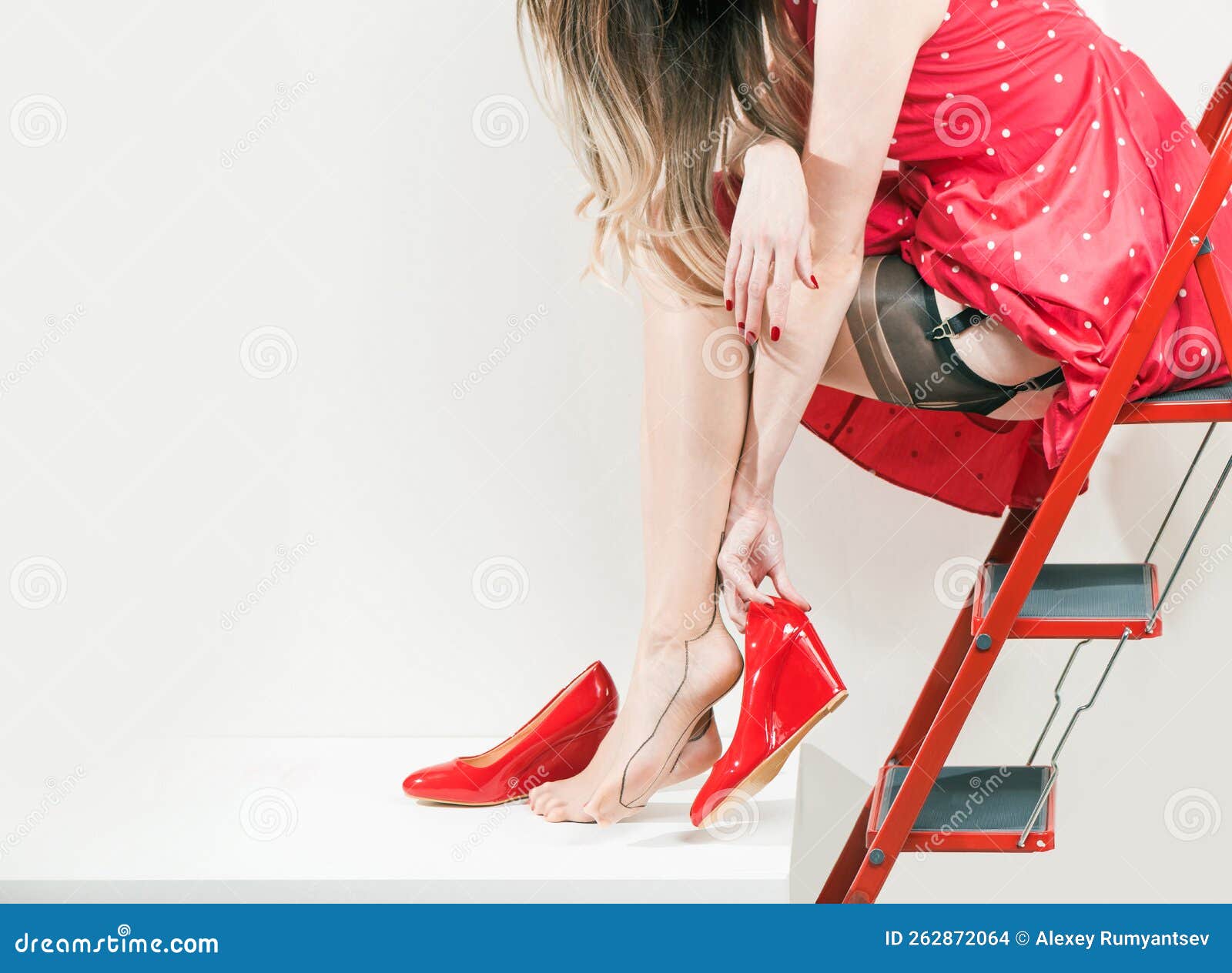 Joven Dama De Vestir Rojo Usando de archivo - Imagen de elegante, muchacha: 262872064