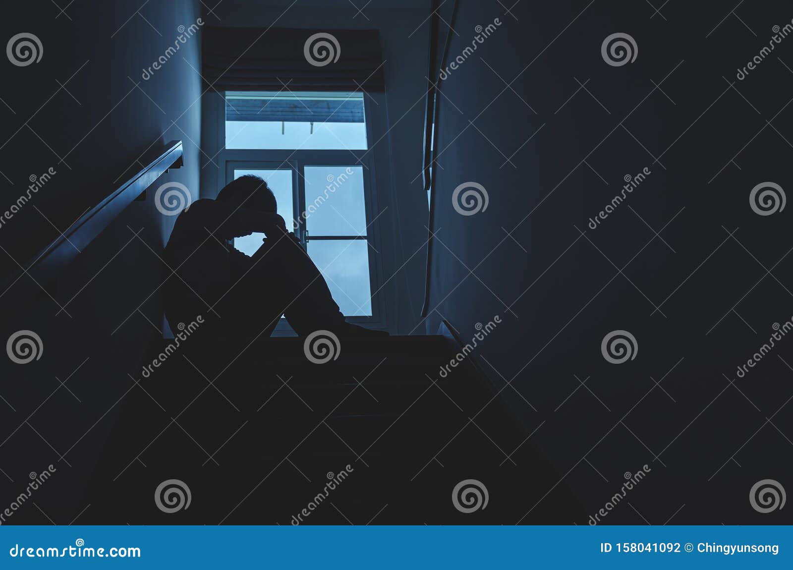 Foto de Silhueta De Perfil Masculino Triste Ou Solidão Jovem Em Fundo Negro  Pessoa Irreconhecível Olhando Para Baixo Imagem Com Espaço De Cópia e mais  fotos de stock de Depressão - Tristeza - iStock