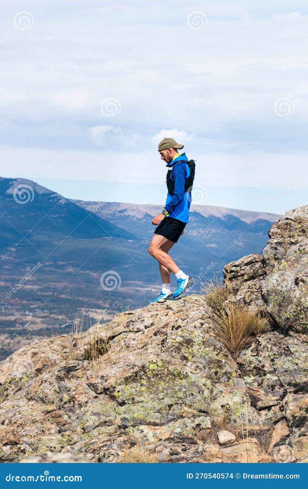 Joven Mujer Trail Running En Pico De Montaña Fotos, retratos