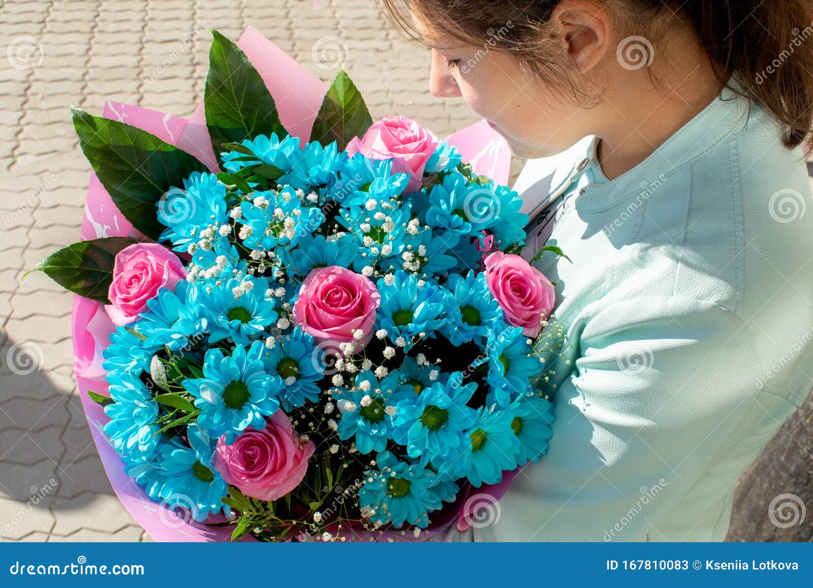 Joven Disfruta Del Sabor Del Ramo De Flores Azules Y Rosas Presente Para  Cumpleaños, Día De La Mujer O Día De San Valentín Imagen de archivo -  Imagen de hermoso, cierre: 167810083
