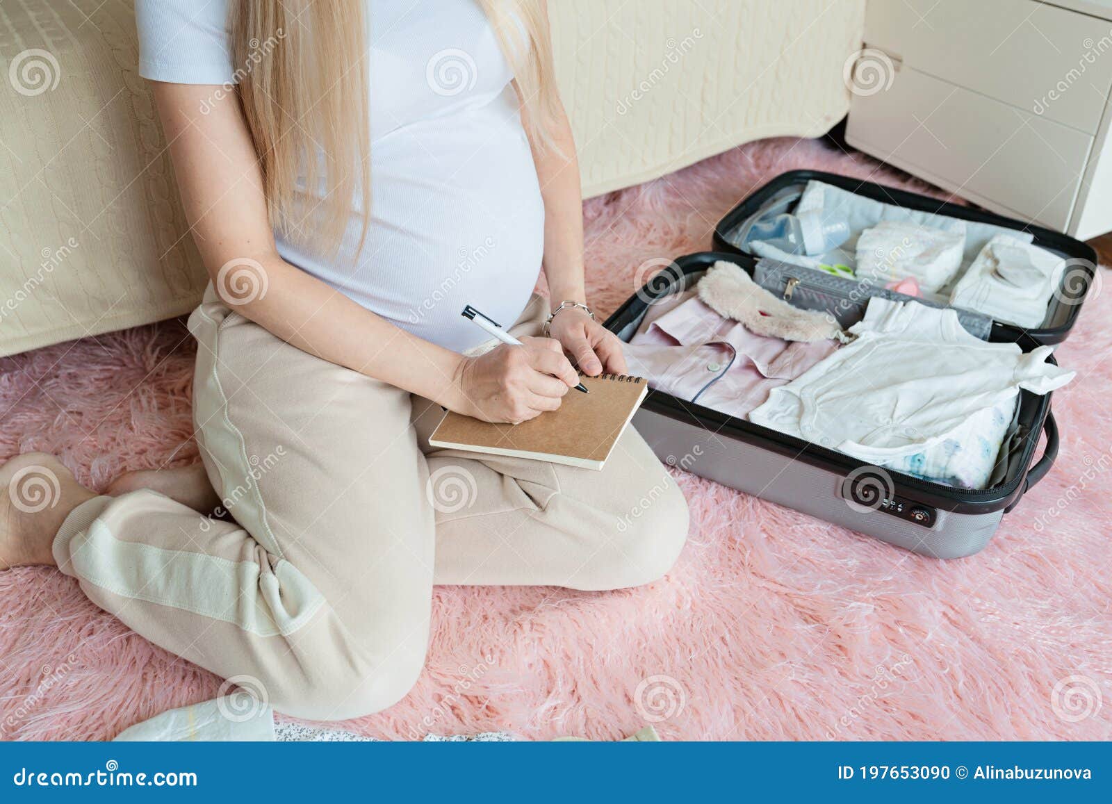 Joven Embarazada Que Empaca Maleta Para El Hospital De Maternidad En Casa.  Lista De Verificación Para El Parto. Embarazo Durante Foto de archivo -  Imagen de amor, abdomen: 197653090