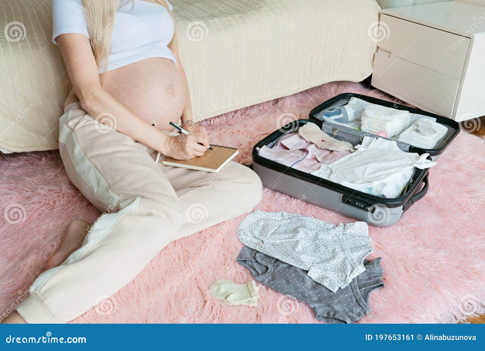 Joven Embarazada Que Empaca Maleta Para El Hospital De Maternidad En Casa.  Lista De Verificación Para El Parto. Embarazo Durante Imagen de archivo -  Imagen de hermoso, casero: 197653161