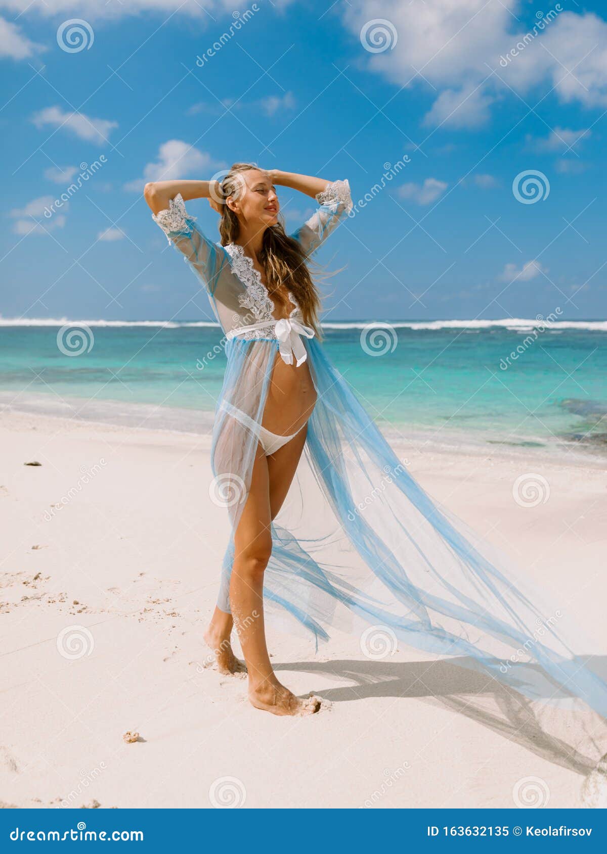 Joven Vestida Esperando Un Bebé Posando En Una Playa Tropical Imagen de archivo - Imagen de felicidad, esperar: 163632135