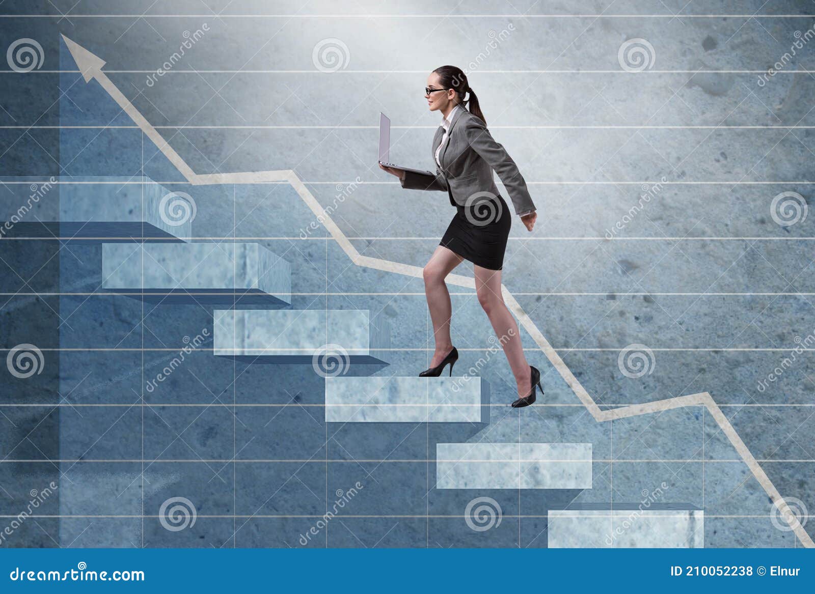 Joven Empresaria Escalando La Escalera De Carrera Foto de archivo - Imagen  de precipitarse, corriendo: 210052238
