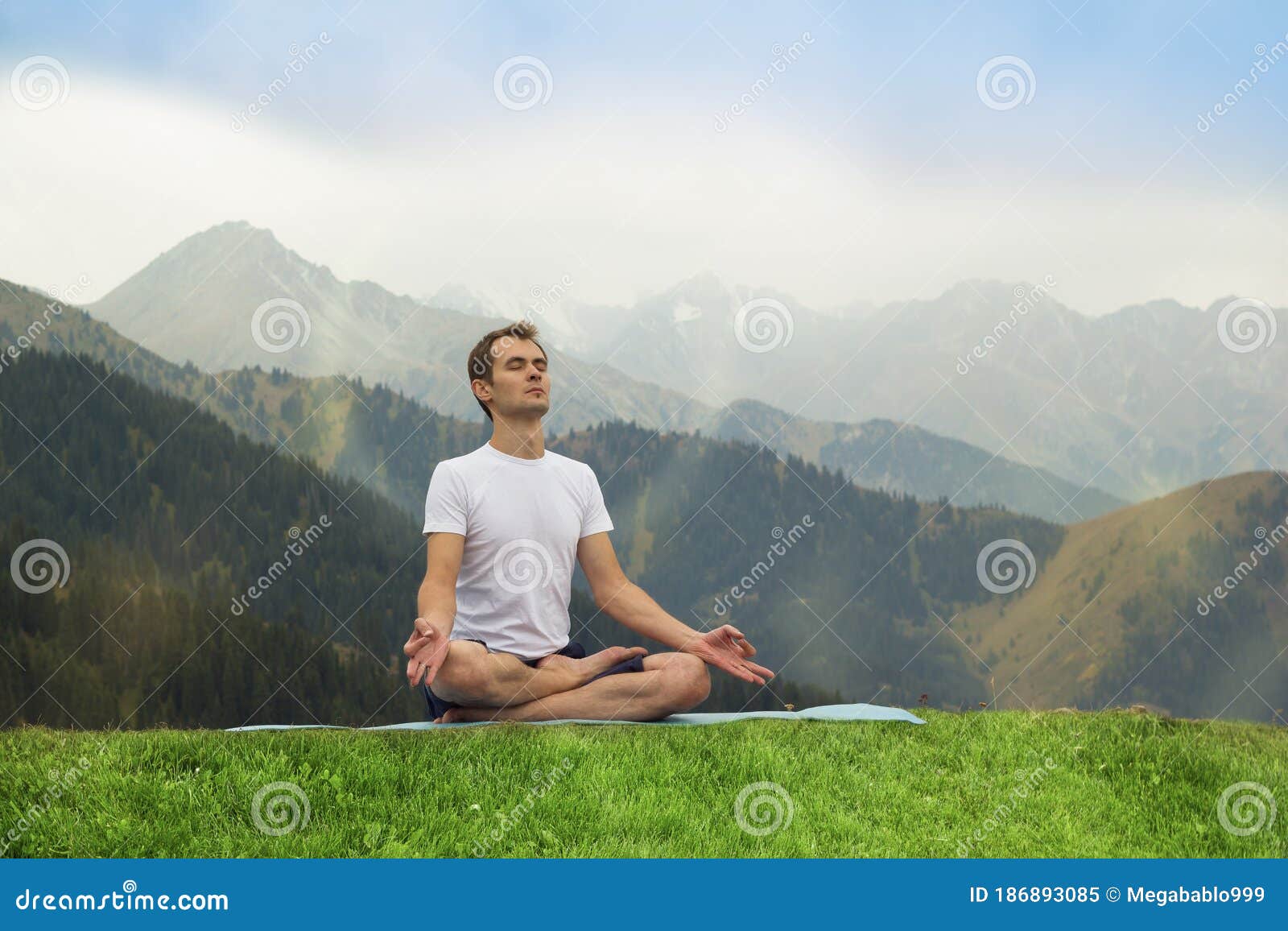 Mujer Caucásica Joven Que Hace Yoga En La Montaña, Vestido Con