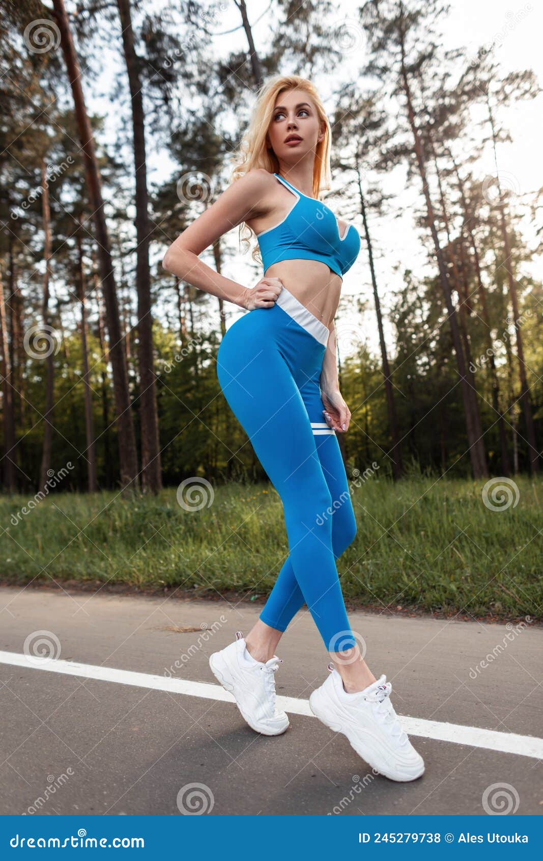 Joven Entrenadora De Fitness Sexy Mujer Con Ropa Deportiva Elegante Posando  Al Aire Libre En El Soleado Día De Verano. Preciosa Ch Foto de archivo -  Imagen de salud, polainas: 245279738