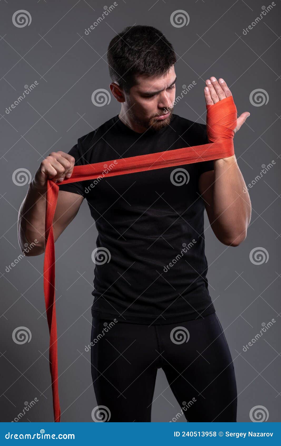 Joven Envolviendo Manos Con Cinta De Manos De Boxeo Rojo Foto de