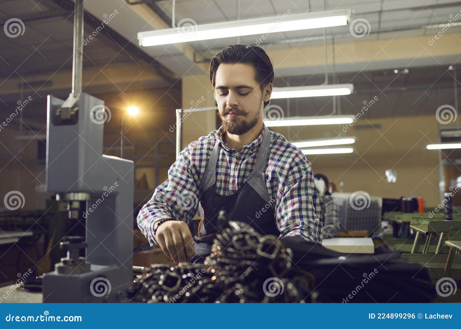 Joven Experto Artesano Hace Cinturones De Cuero En Su Lugar De Trabajo.  Foto de archivo - Imagen de correa, workplace: 224899296