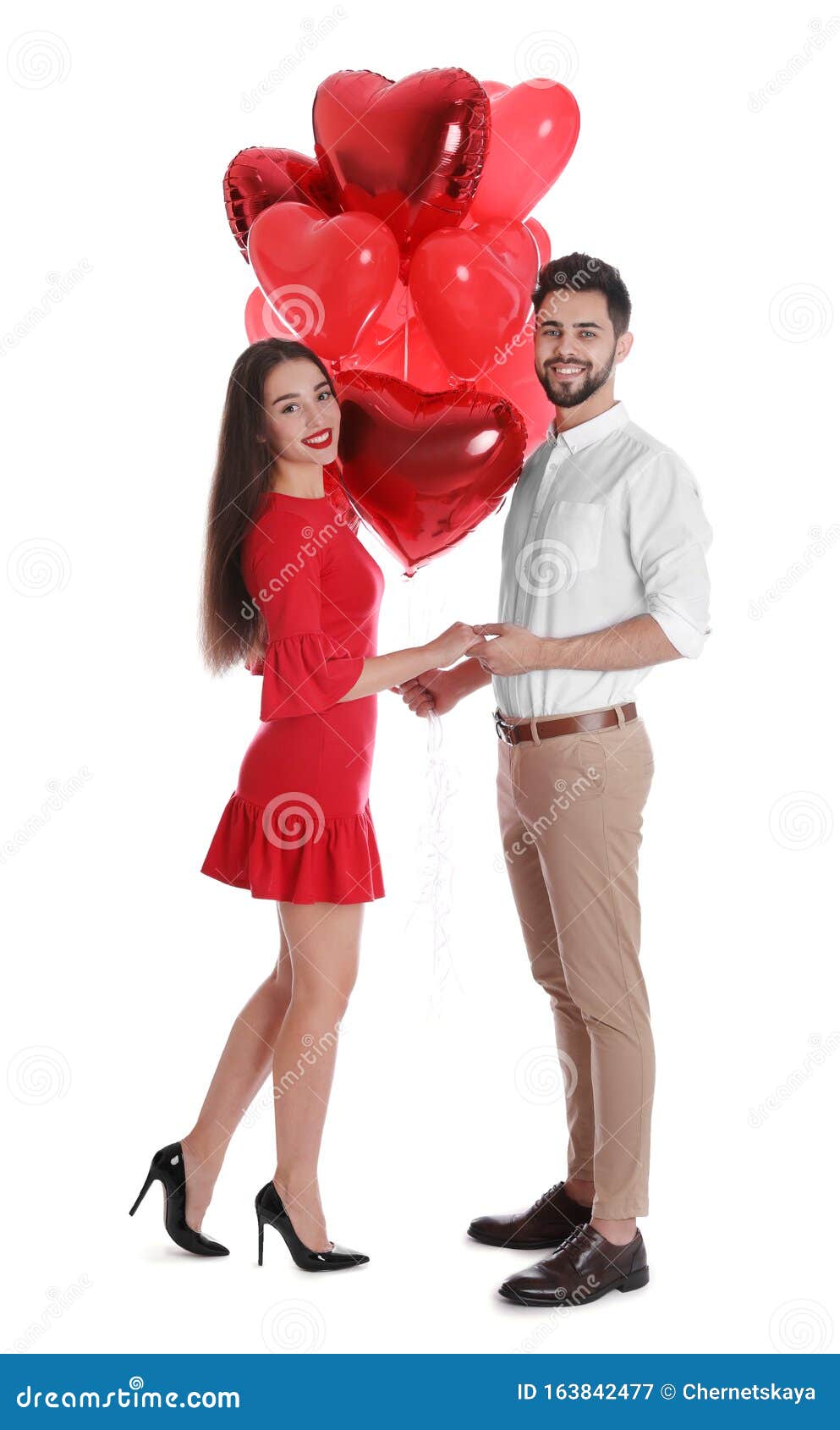 Joven Feliz Pareja Con Globos En Forma De Corazón Aislados Celebración De  San Valentín Imagen de archivo - Imagen de romance, novia: 163842477