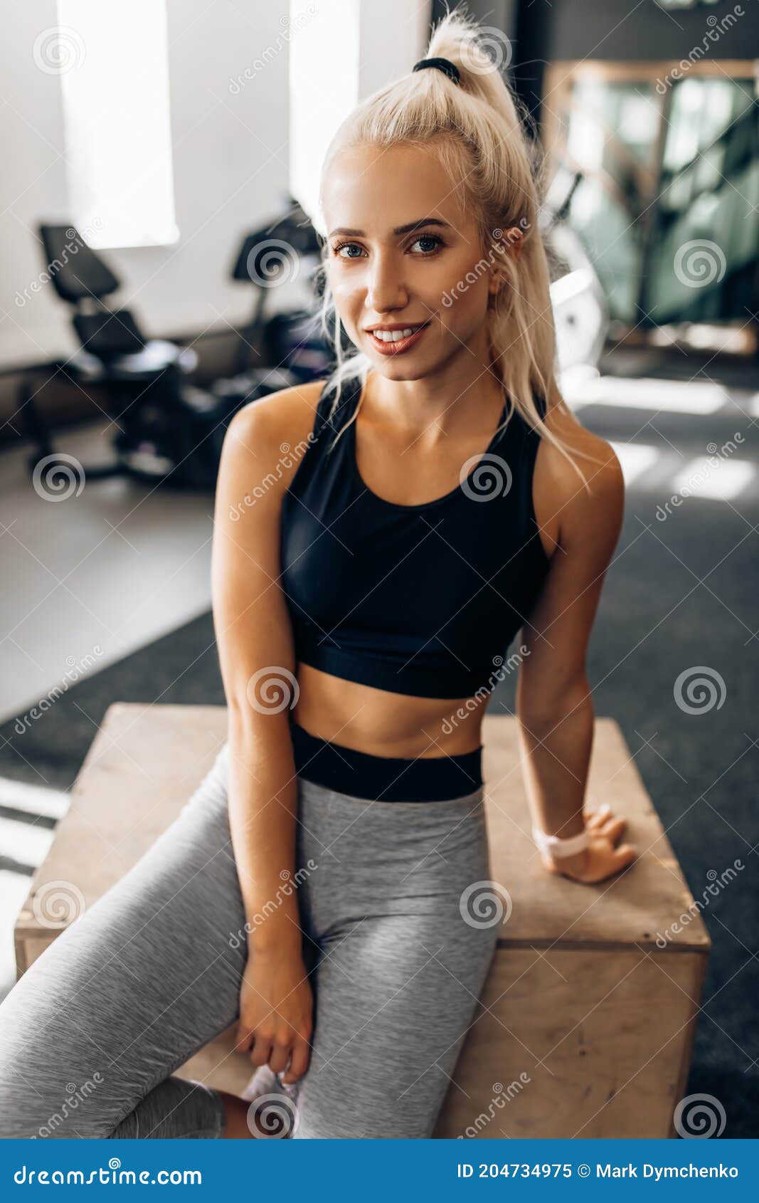 Joven Fitness Mujer En Ropa Deportiva Sentado En Una Caja En Un