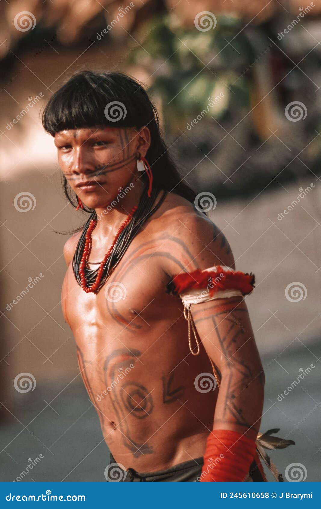 Joven indio con pintura corporal indígena y ropa de su cultura