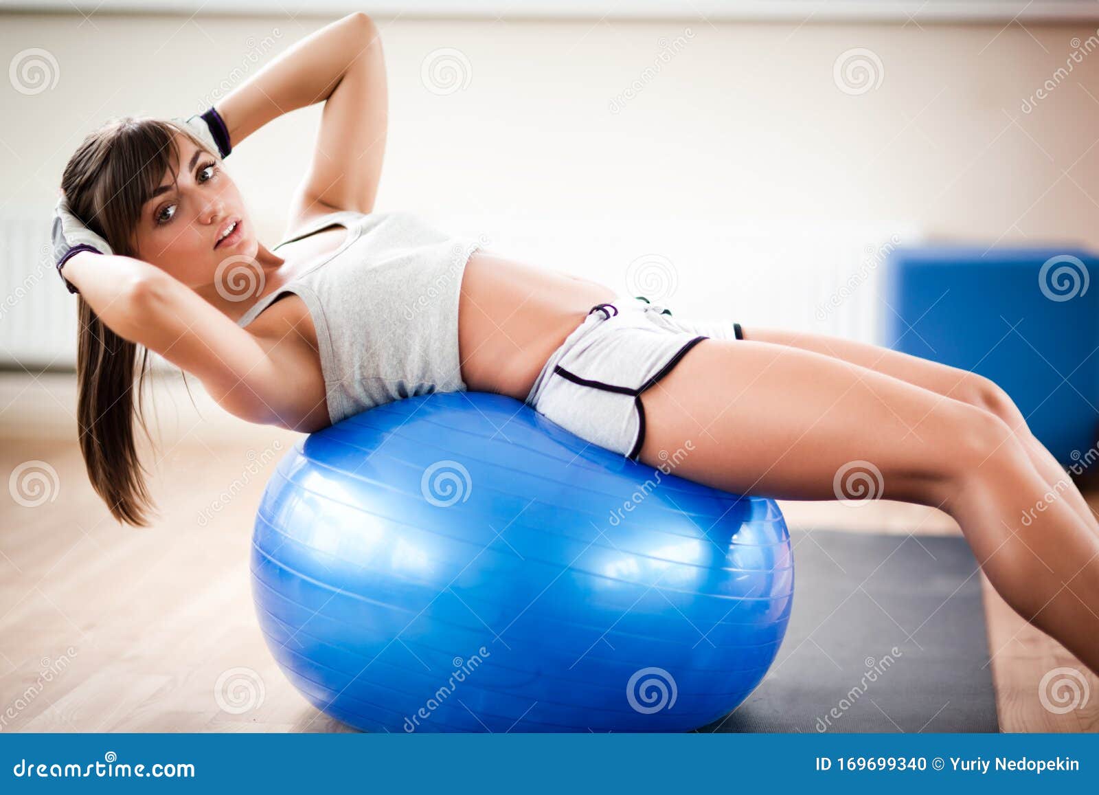 Joven Hermosa Mujer Con Ropa Deportiva Sexy Haciendo Ejercicio En El  Gimnasio Azul Y Mirando Cámara En El Gimnasio Foto de archivo - Imagen de  hermoso, persona: 169699340