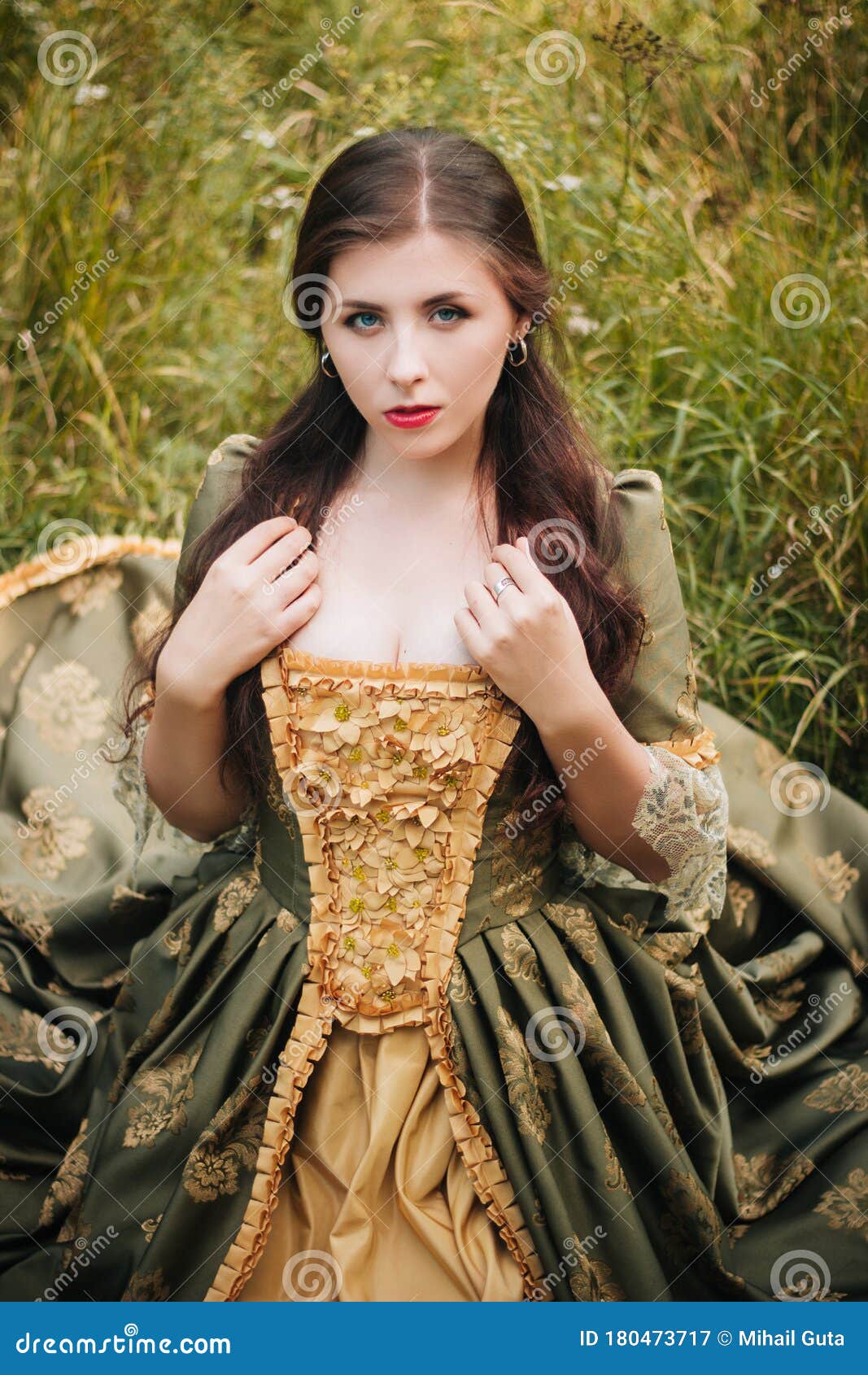 Joven Hermosa Mujer Con Un Vestido Verde Rococó Posando Mientras Estaba  Sentada Sobre El Pasto. Retrato De Cierre. Un Modelo Con P Imagen de  archivo - Imagen de muchacha, suavemente: 180473717