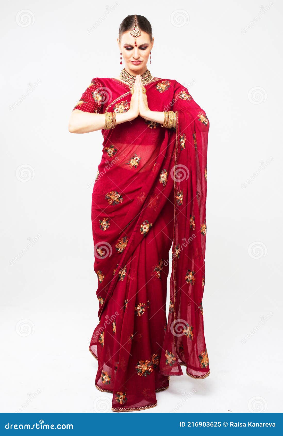 Hindú Modelo Con Conjunto De Joyas. Traje Tradicional India Sari Rojo Sobre Fondo Blanco. de archivo - Imagen de brazaletes: 216903625