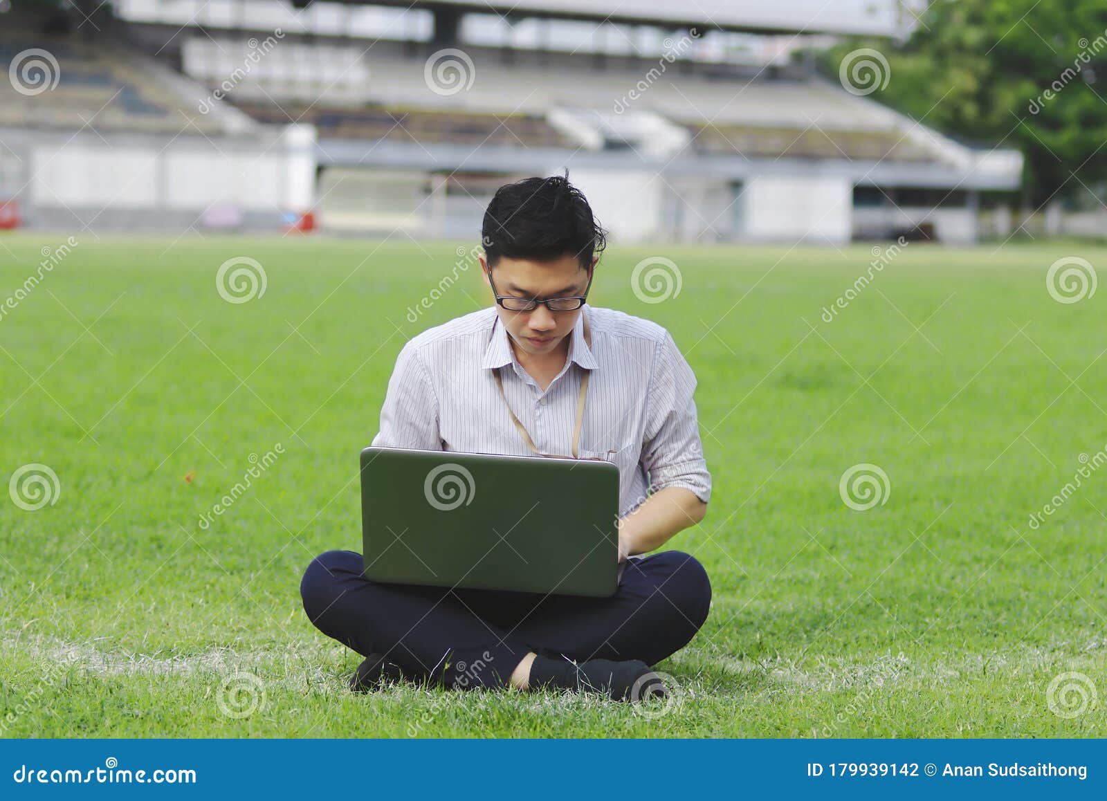 proteger Transformador De acuerdo con Joven Hombre De Negocios Asiático Con Ropa Formal Usando Laptop Para Su Trabajo  En El Campo Foto de archivo - Imagen de exterior, hermoso: 179939142