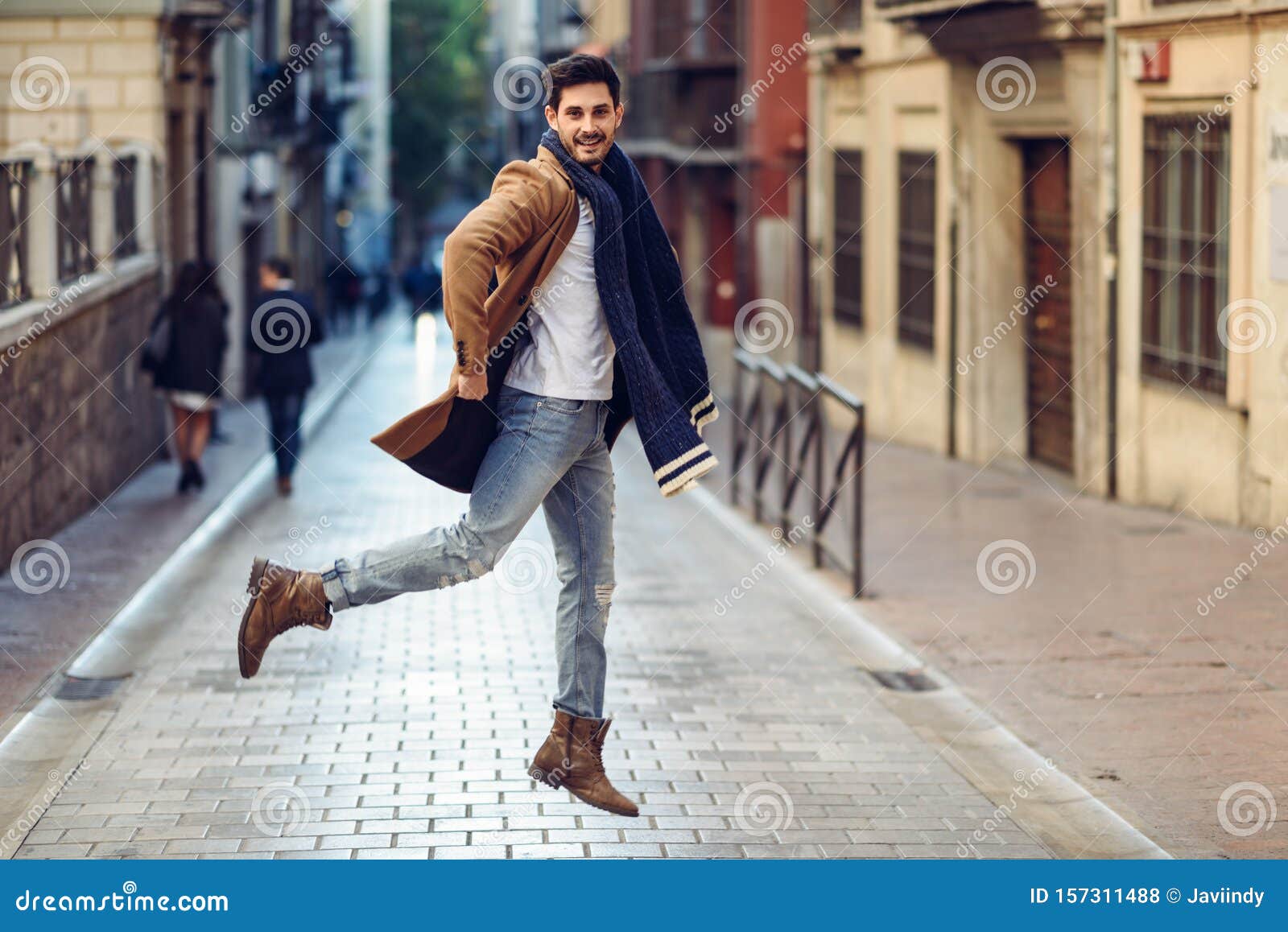 Joven Hombre Feliz Saltando Con Ropa De Invierno De Fondo Urbano Foto de  archivo - Imagen de moderno, mezclilla: 157311488