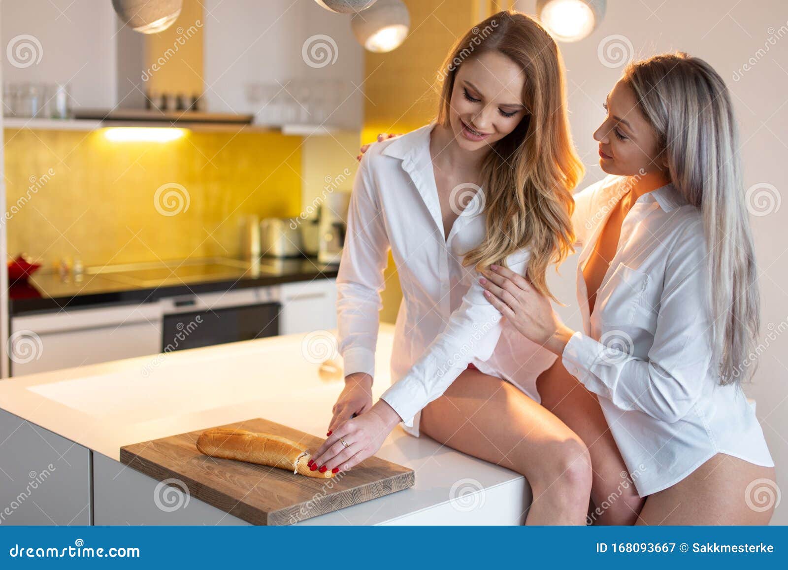 Joven Lesbiana Con Camisa Blanca Preparando Comida En La Cocina Con Novia  Imagen de archivo - Imagen de identidad, igualdad: 168093667