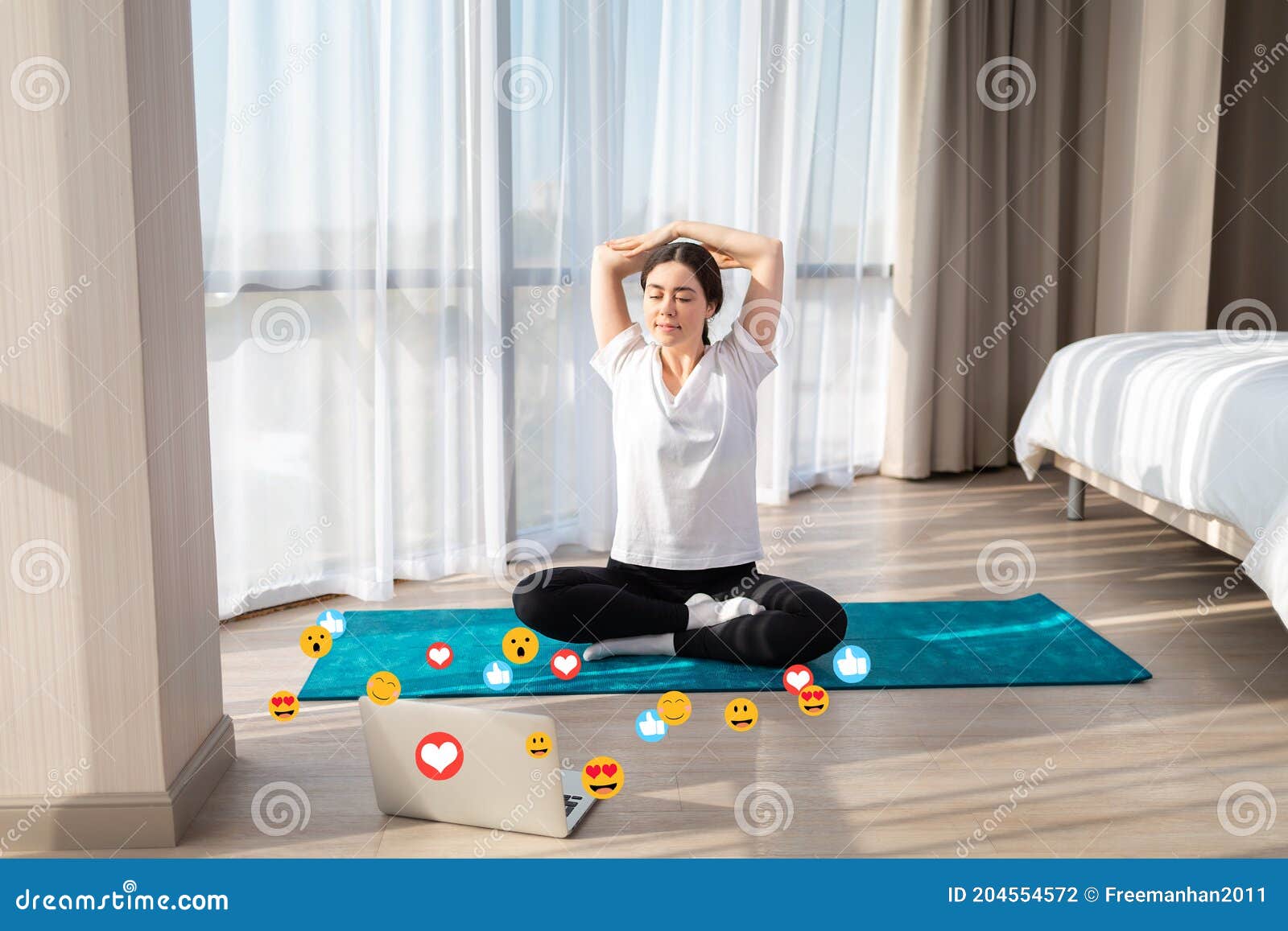 Derechos de autor cable Derretido Joven Linda Mujer En Ropa Deportiva Haciendo Yoga En Vivo Online.  Emoticonos Y Emojis Vuelan Alrededor Del Portátil. Vista Superio Foto de  archivo - Imagen de negocios, medio: 204554572