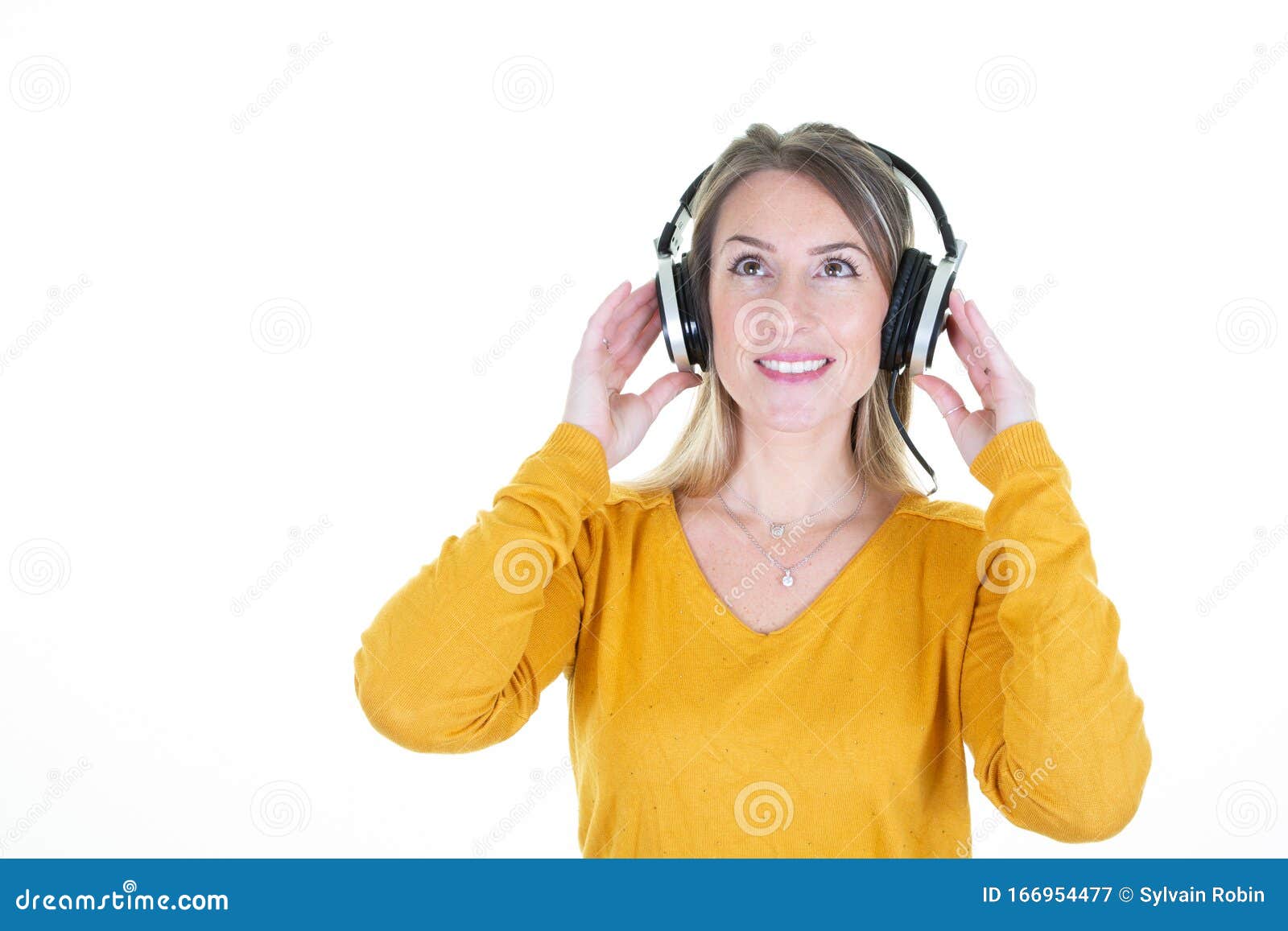Mujer Rubia Joven Escuchando Música Favorita Los Auriculares