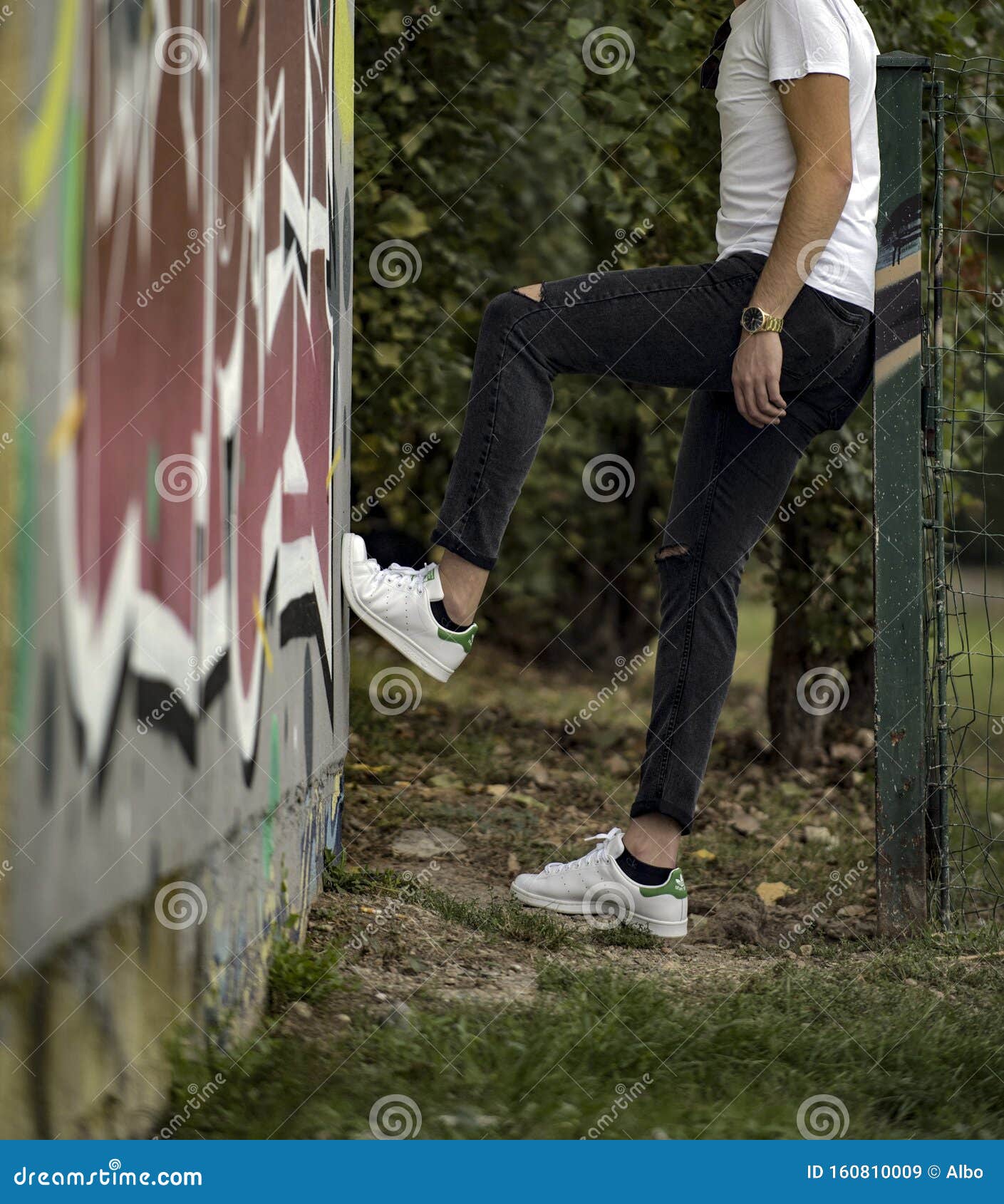 Joven Llevando Zapatos Adidas Stan Smith En Calle de archivo editorial de ocasional, pies: 160810009