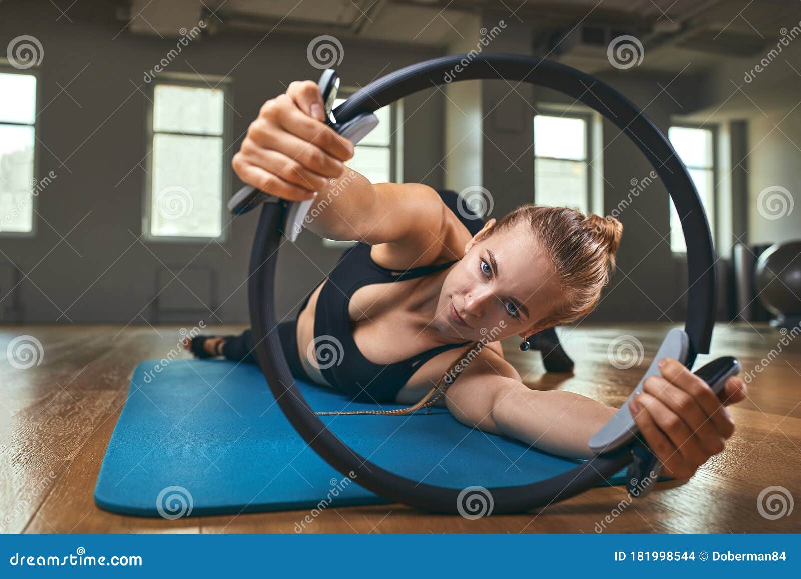 Joven Modelo De Fitness Mujer Atleta En Ropa Deportiva Haciendo Ejercicio De Caucho. Bodybuilding Sal Foto de archivo - Imagen de piernas, belleza: 181998544