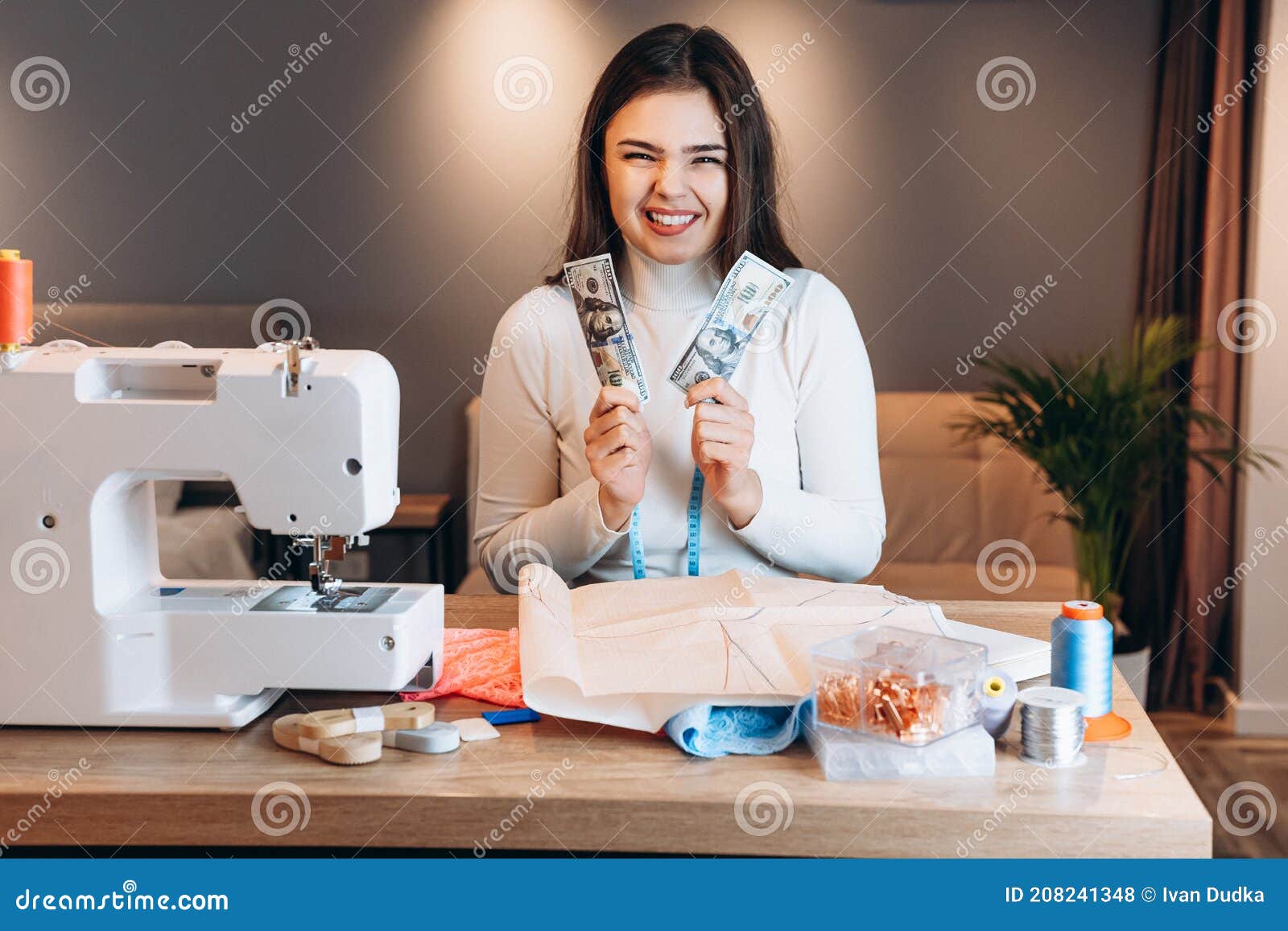 Joven Modista Con Máquina De Coser. Costurera Está Sosteniendo Dinero Del Salario En Taller. Crear Ropa Línea Foto de archivo - Imagen de persona, taller: 208241348